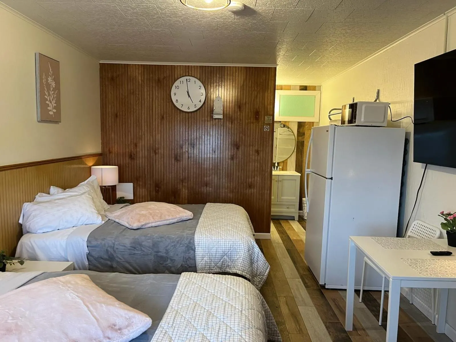 Bed in High Point Mountain Motel
