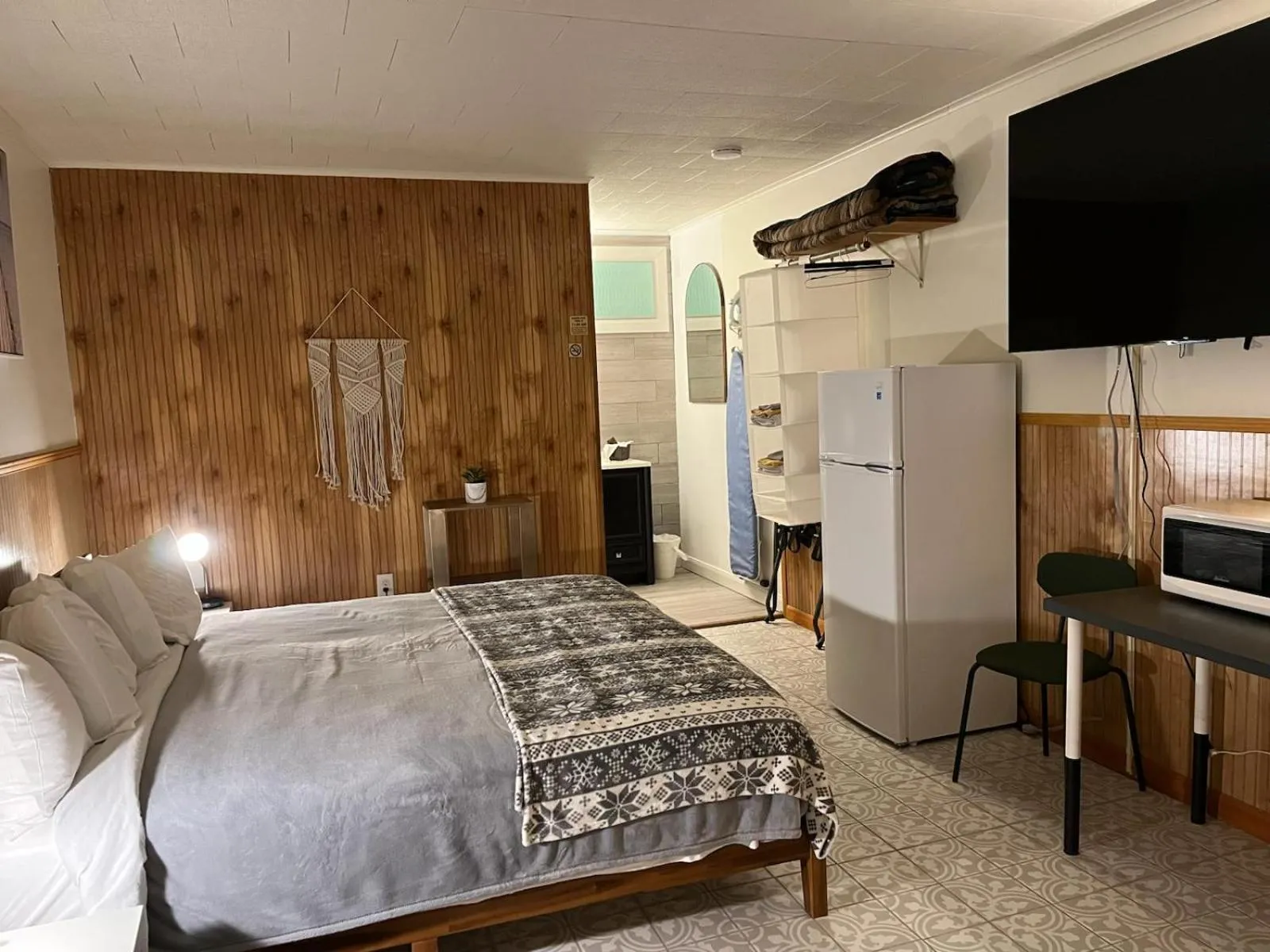 Bed in High Point Mountain Motel