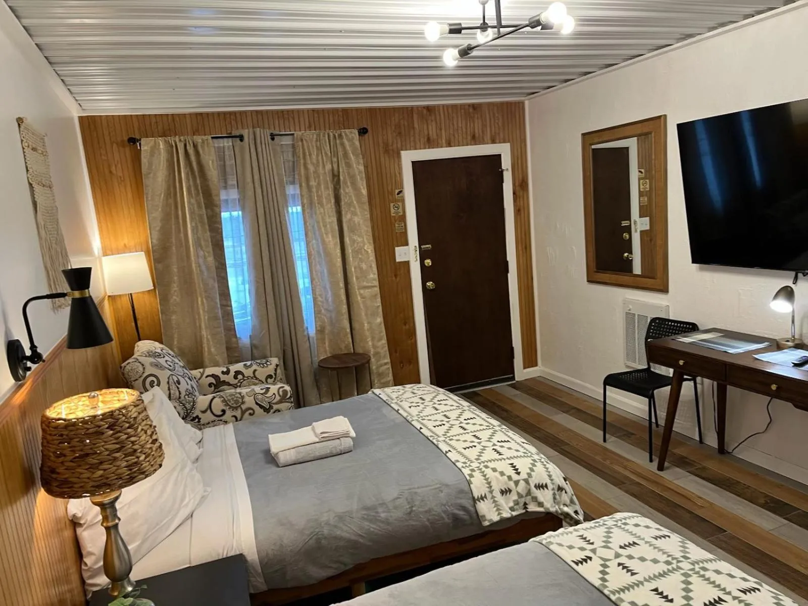 Bed in High Point Mountain Motel