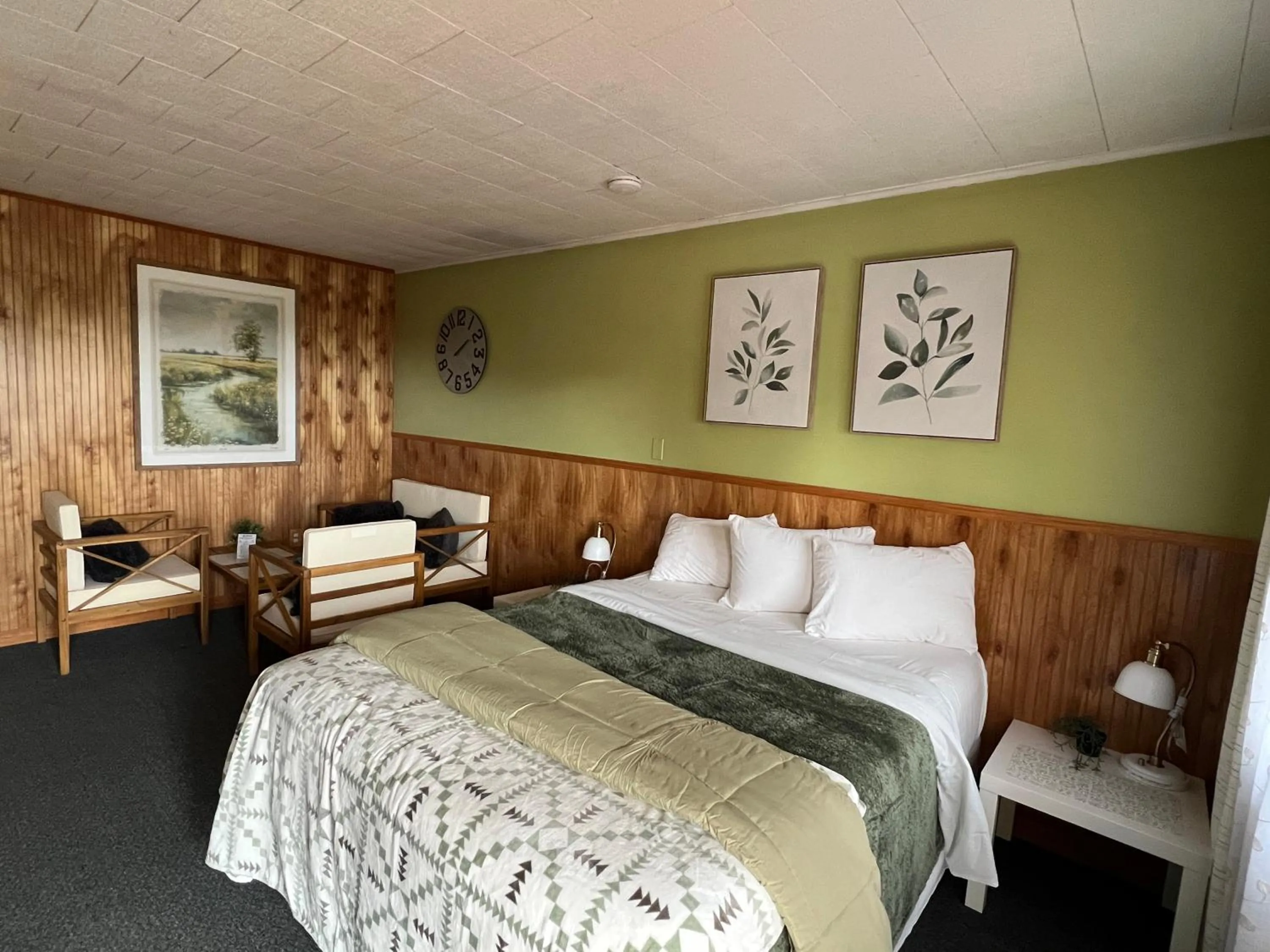 Bed in High Point Mountain Motel