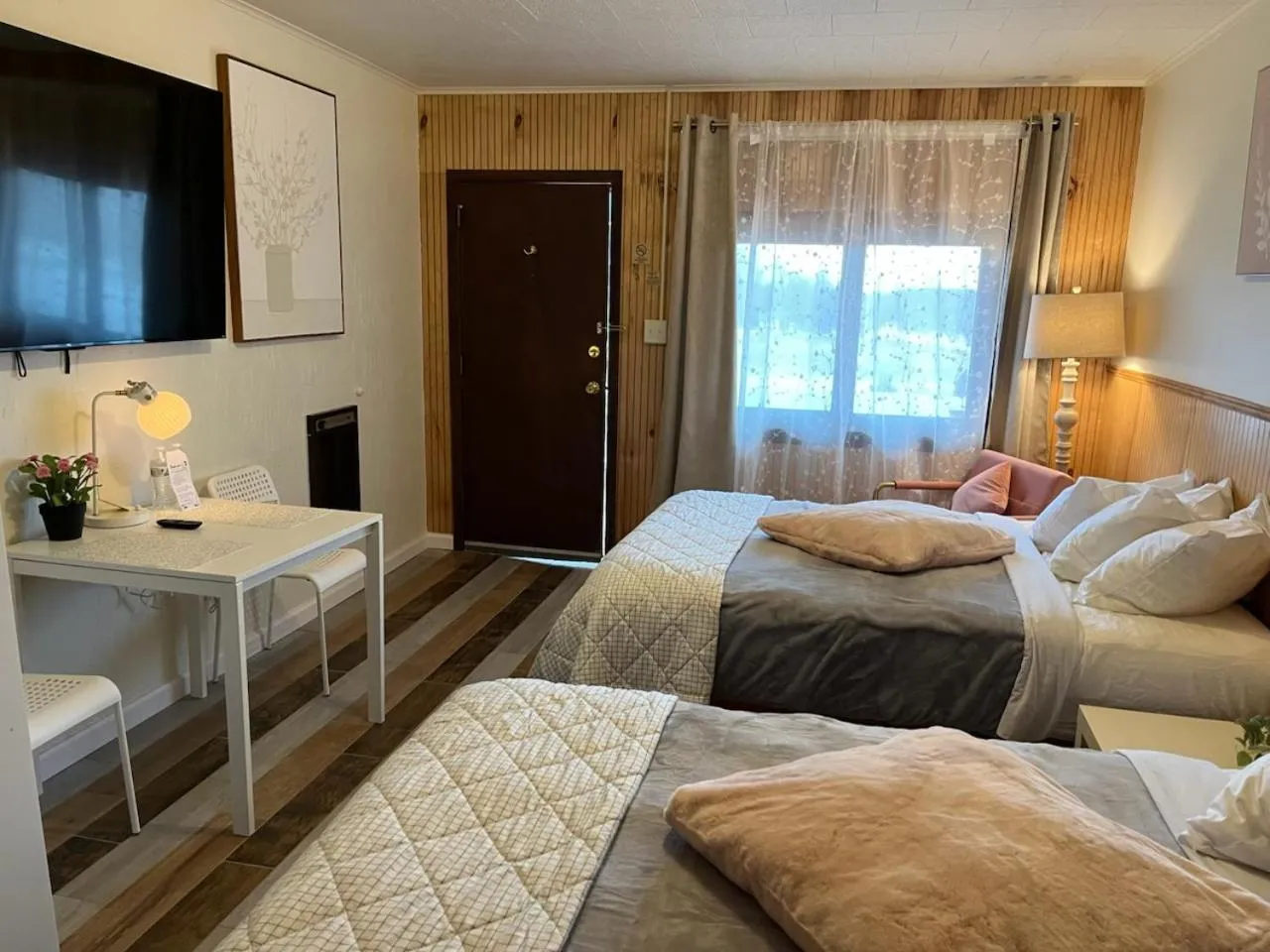Bed in High Point Mountain Motel