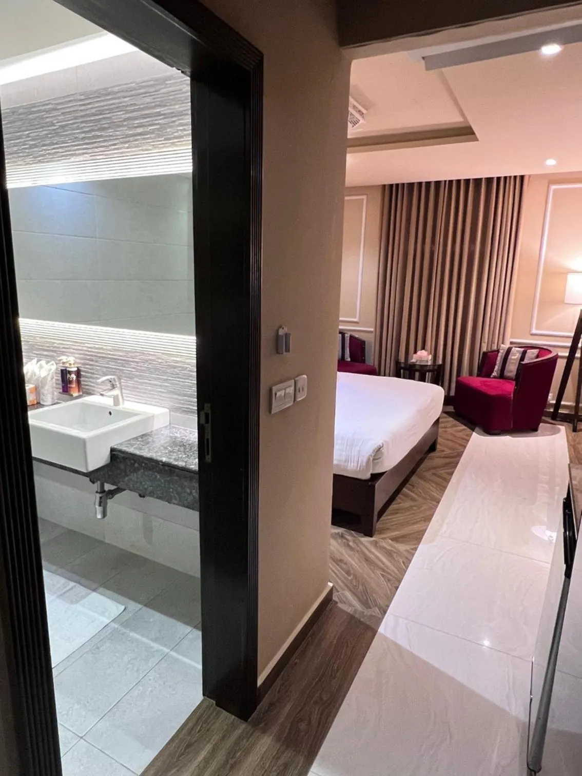 Bathroom, Bed in Lahore Continental Hotel