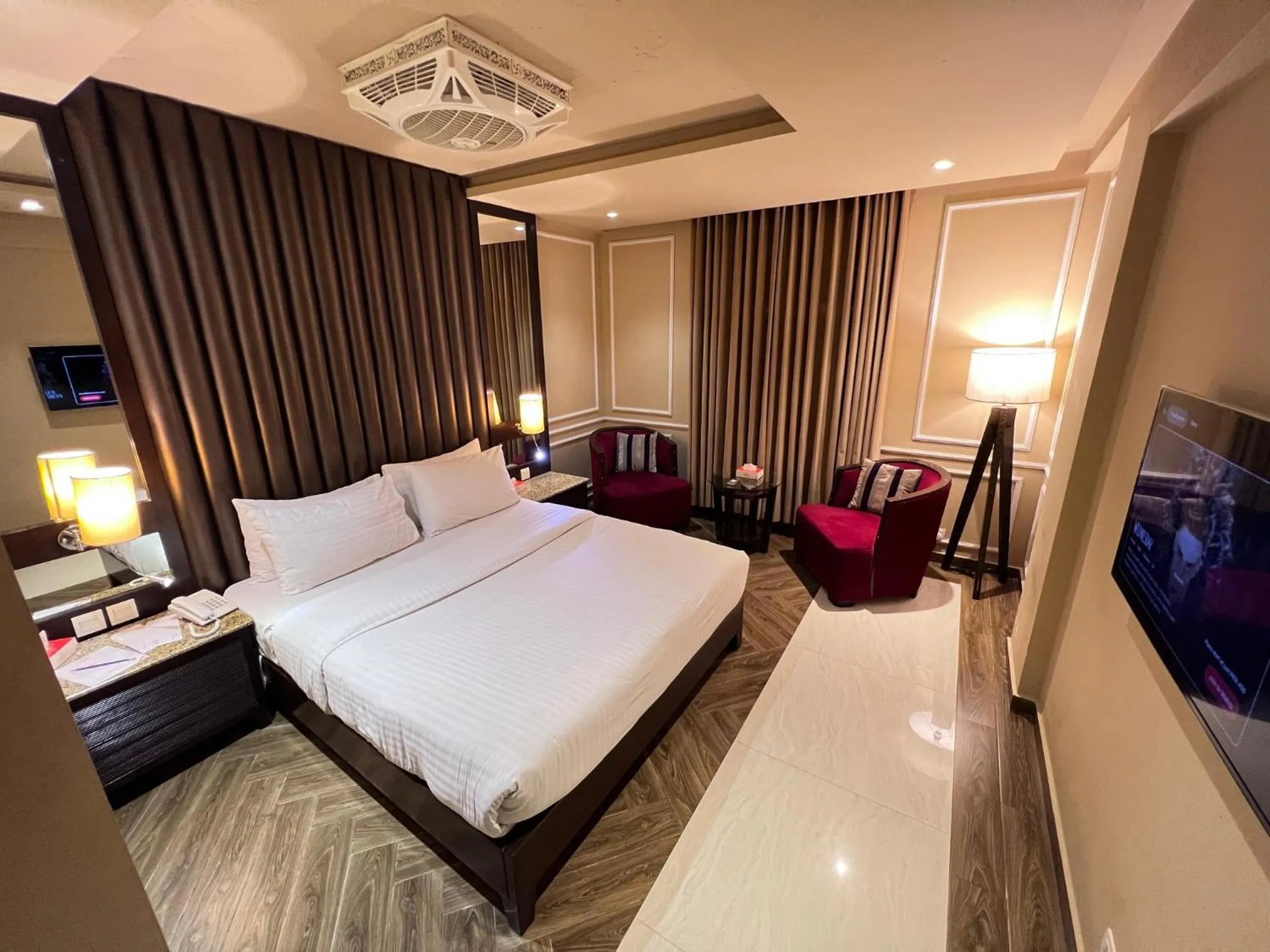 Bedroom, Bed in Lahore Continental Hotel