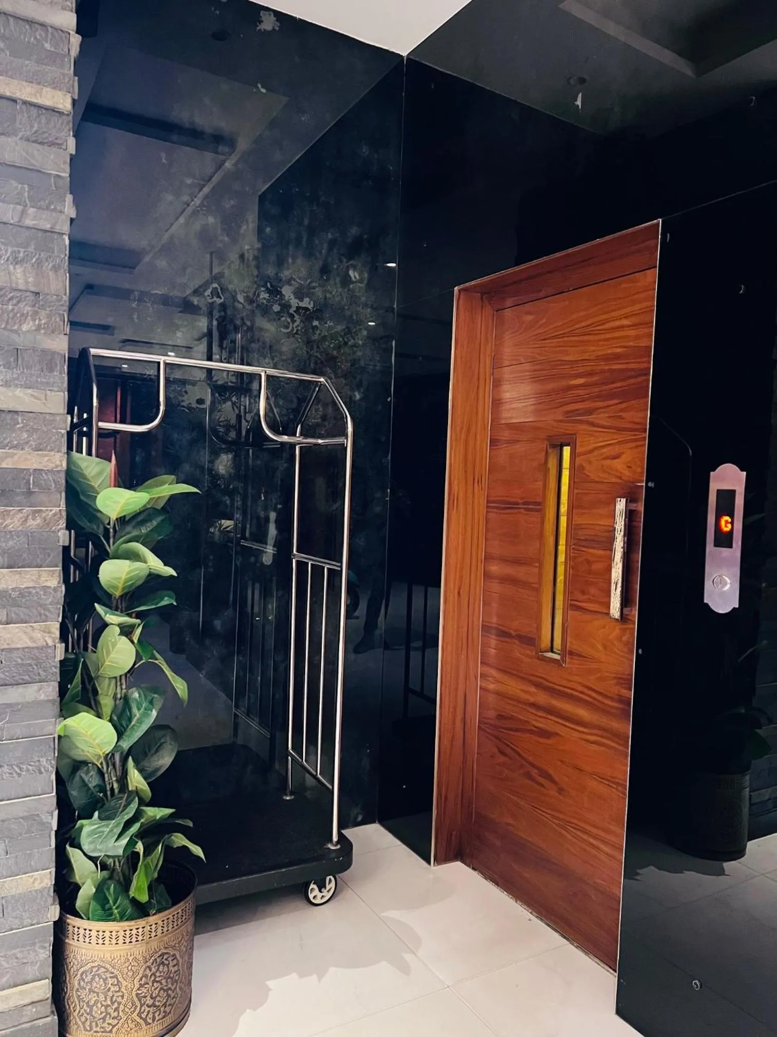 elevator in Lahore Continental Hotel