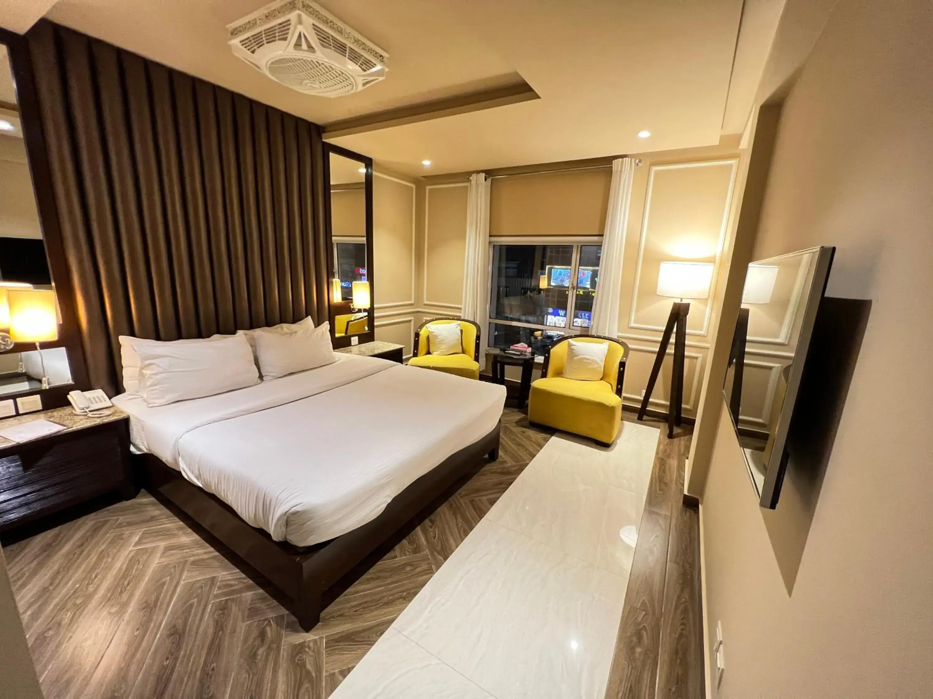 Street view, Bed in Lahore Continental Hotel Street view, Bed in Lahore Continental Hotel