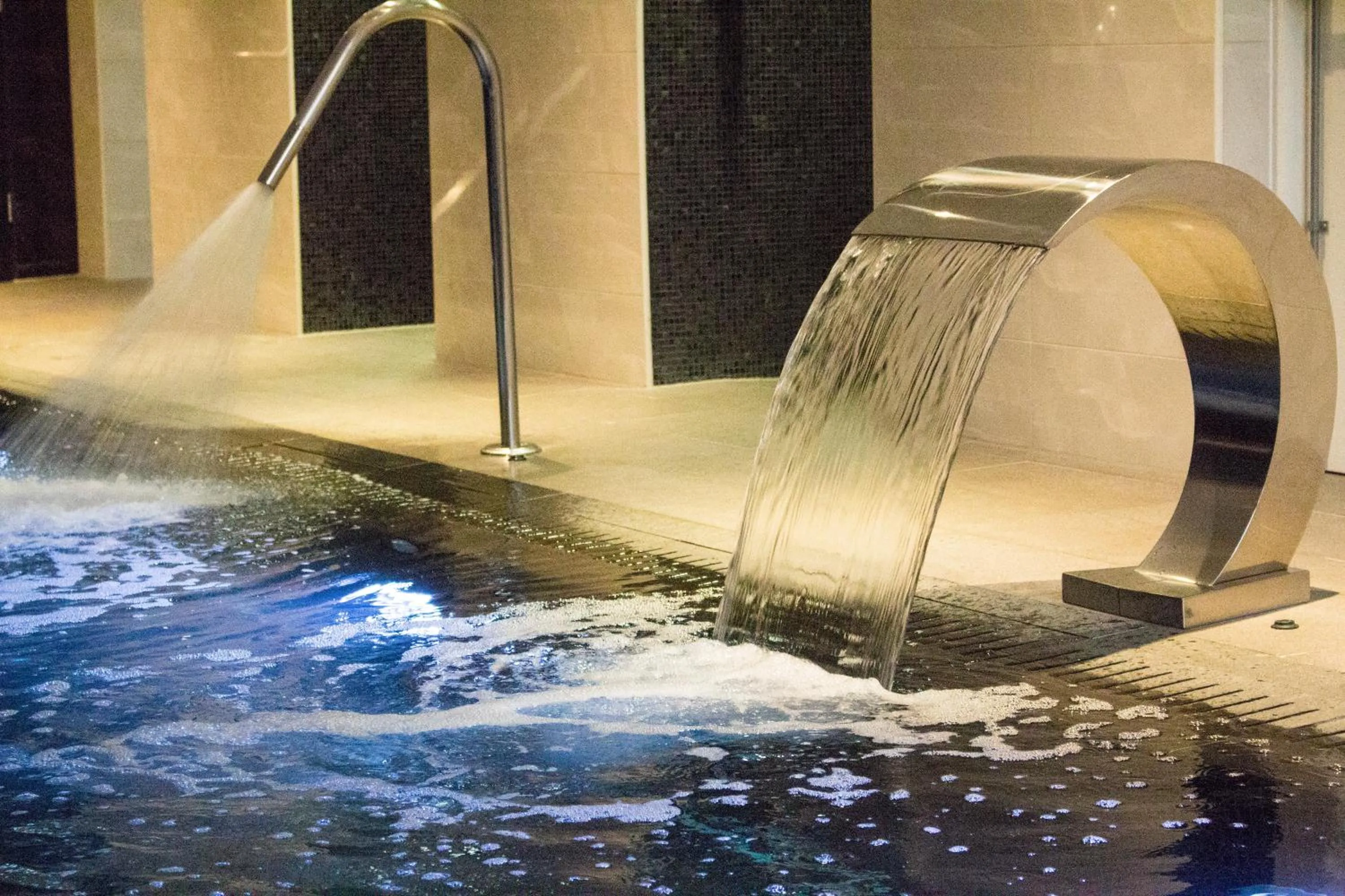 Swimming pool in DoubleTree by Hilton Hotel & Spa Liverpool