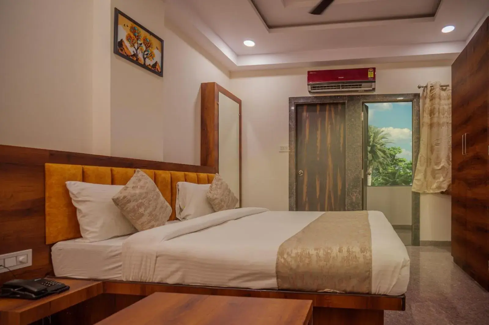 Deluxe Double Room with Balcony - single occupancy in Hotel Dream Inn Deluxe Double Room with Balcony - single occupancy in Hotel Dream Inn