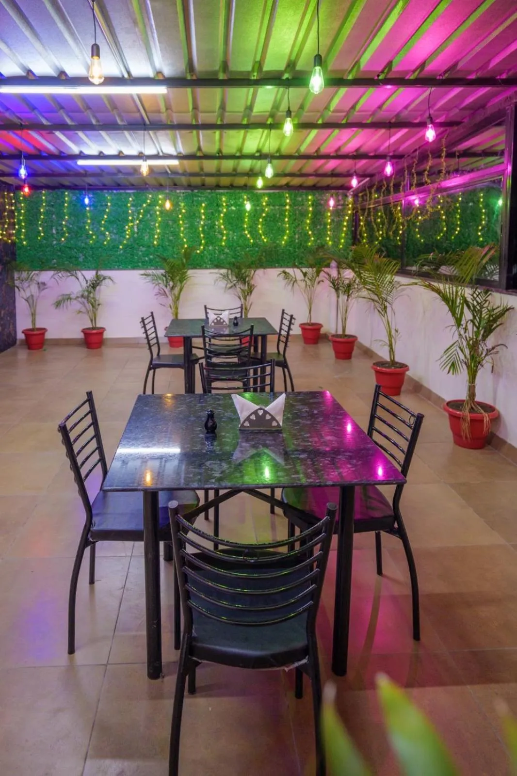 Restaurant/places to eat in Hotel Dream Inn