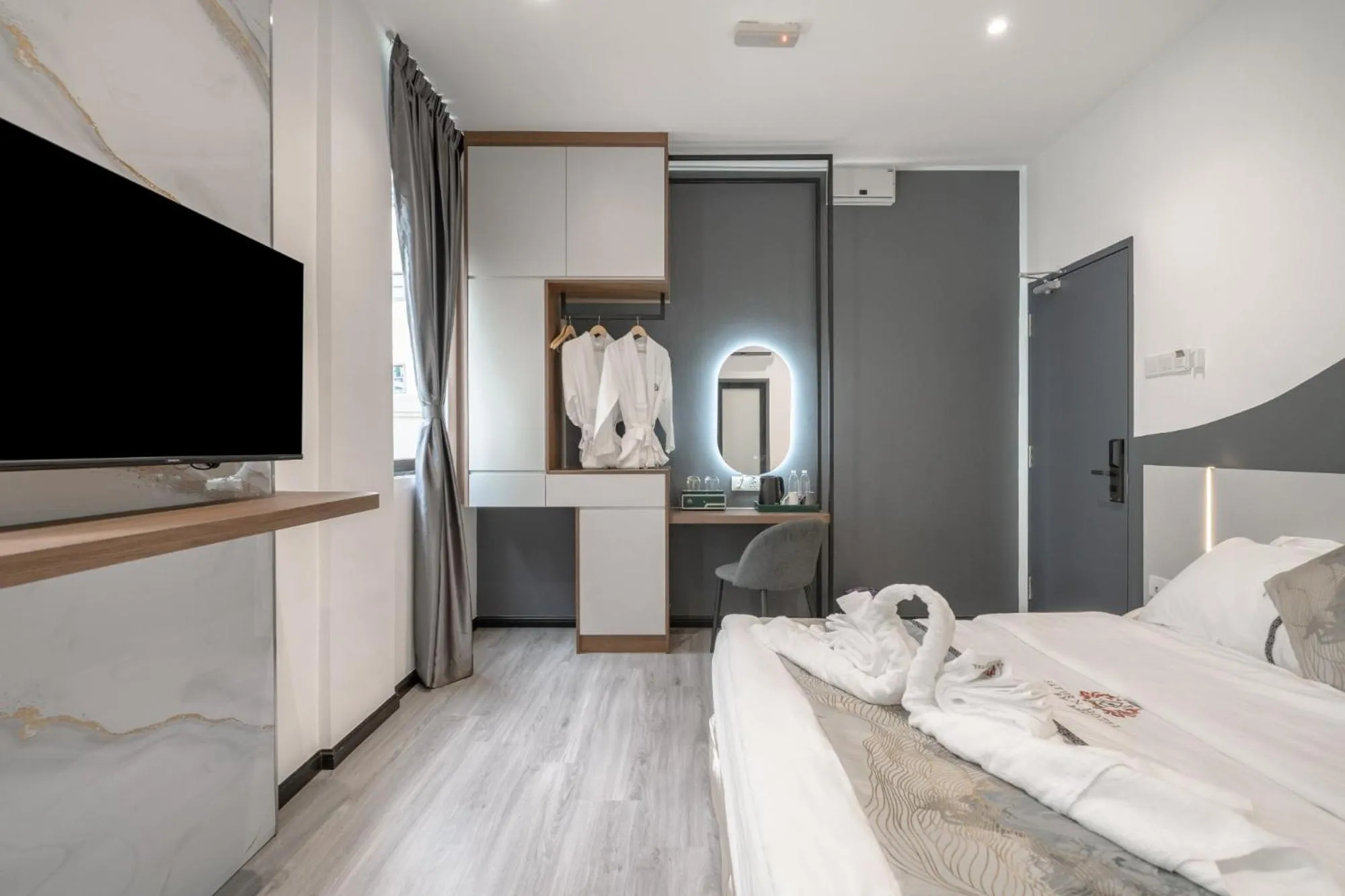 Communal lounge/ TV room, Bed in Saturn Hotel