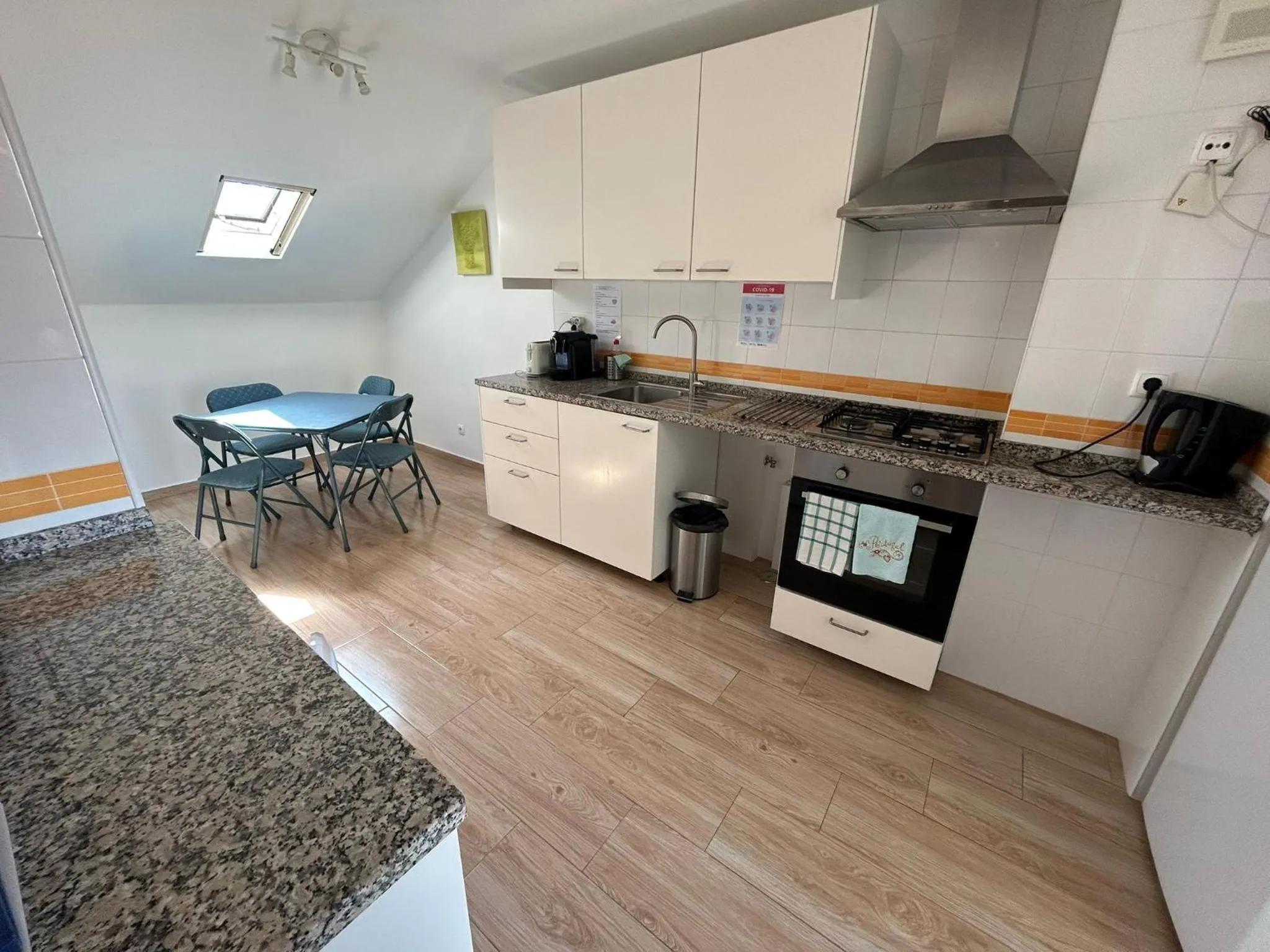 Communal kitchen in Discovery Apartment Expo - Aeroporto