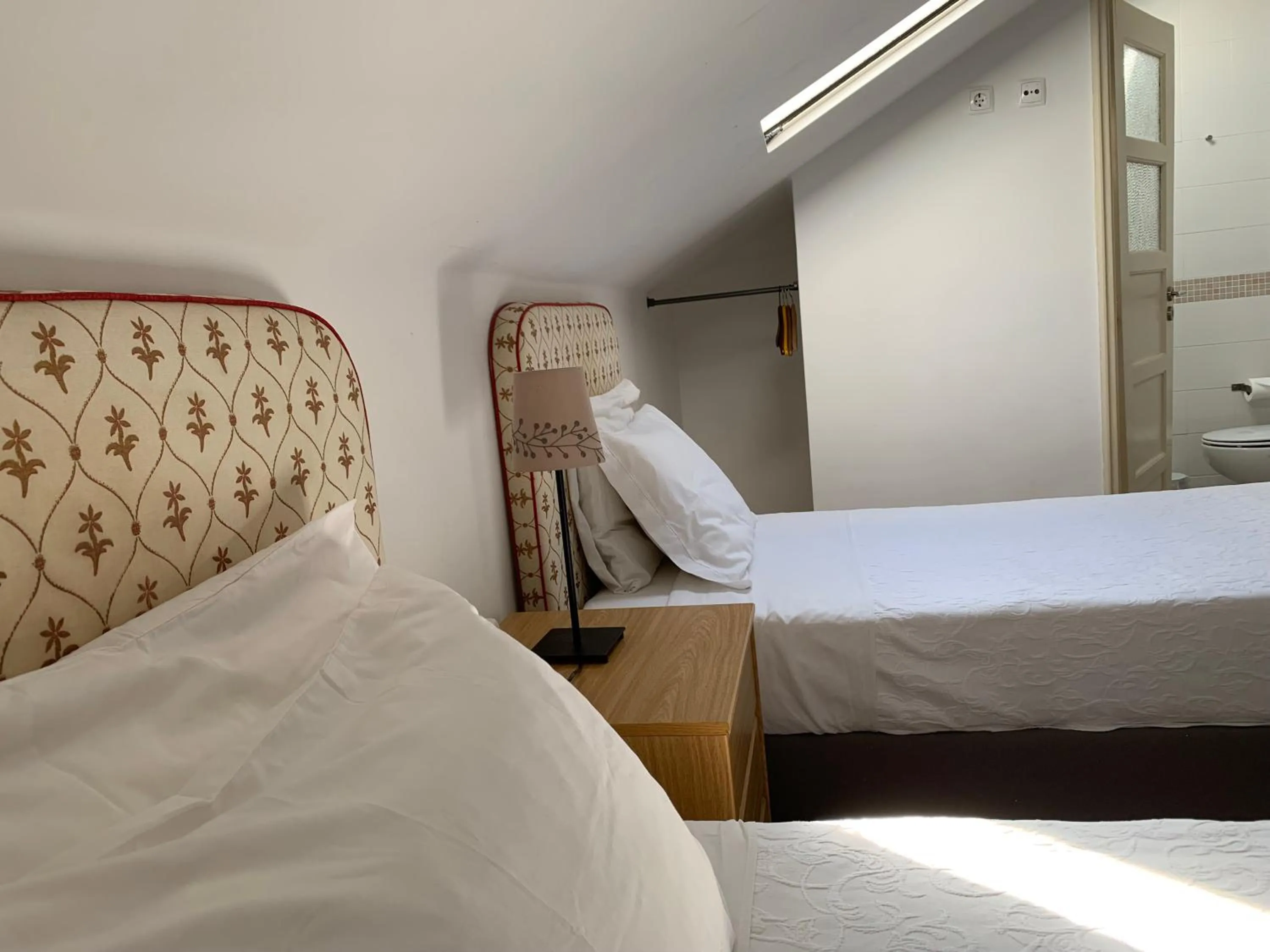 wardrobe, Bed in Discovery Apartment Expo - Aeroporto