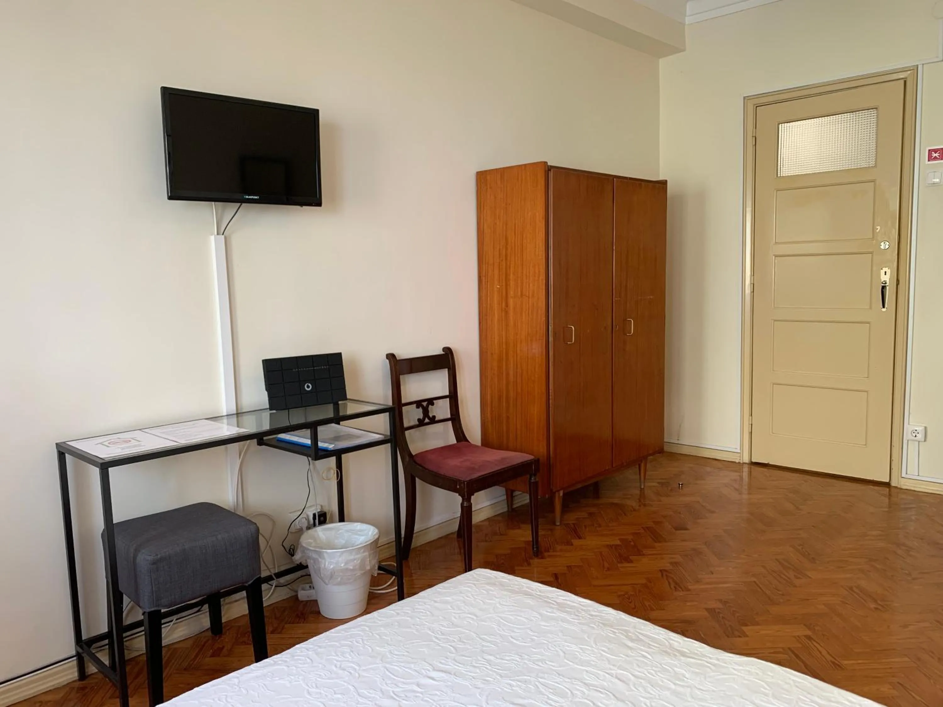 wardrobe, Bed in Discovery Apartment Expo - Aeroporto