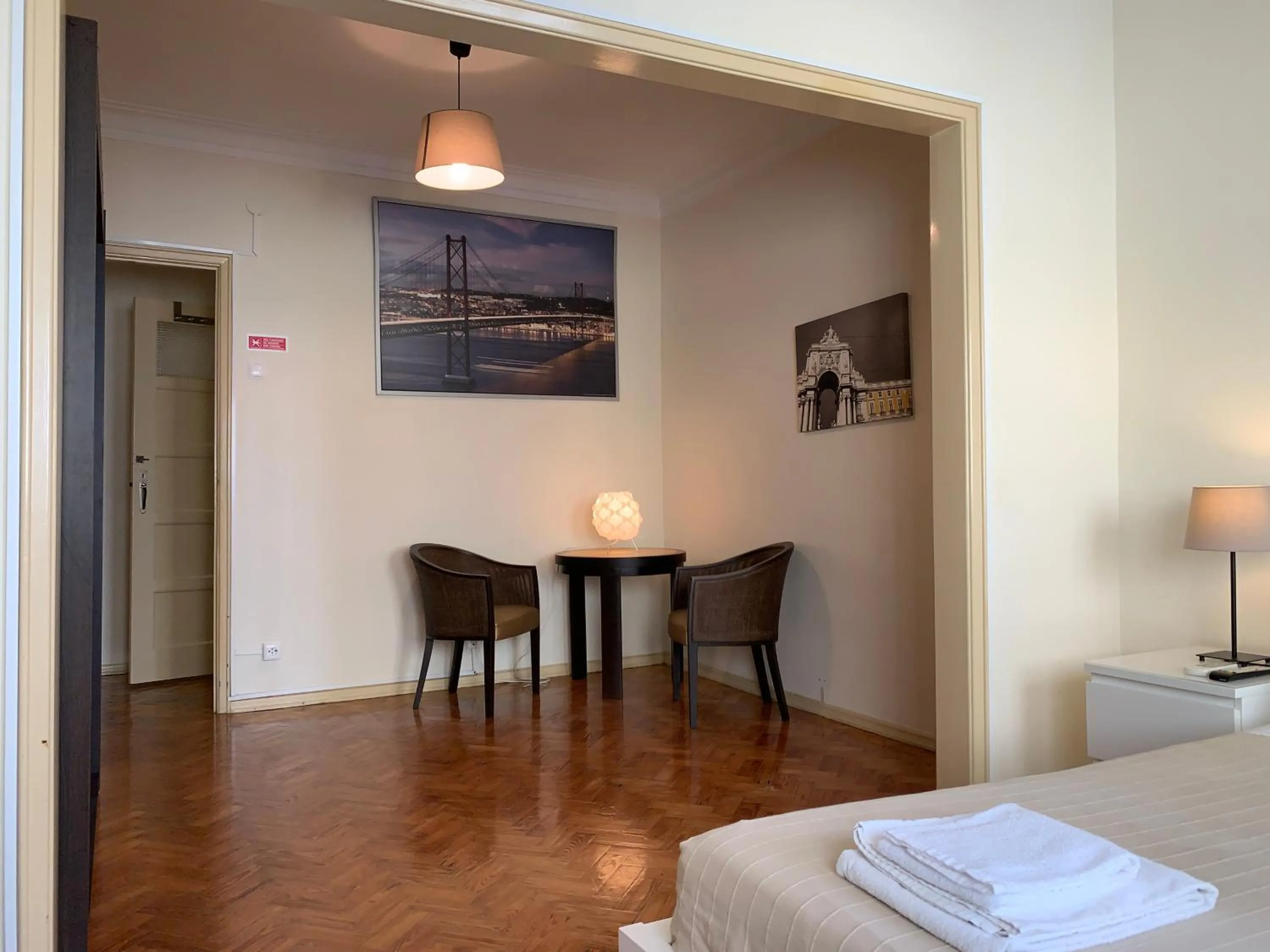 Seating area, Bed in Discovery Apartment Expo - Aeroporto