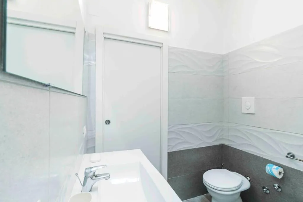 Shower in La casa di Giorgio apartment