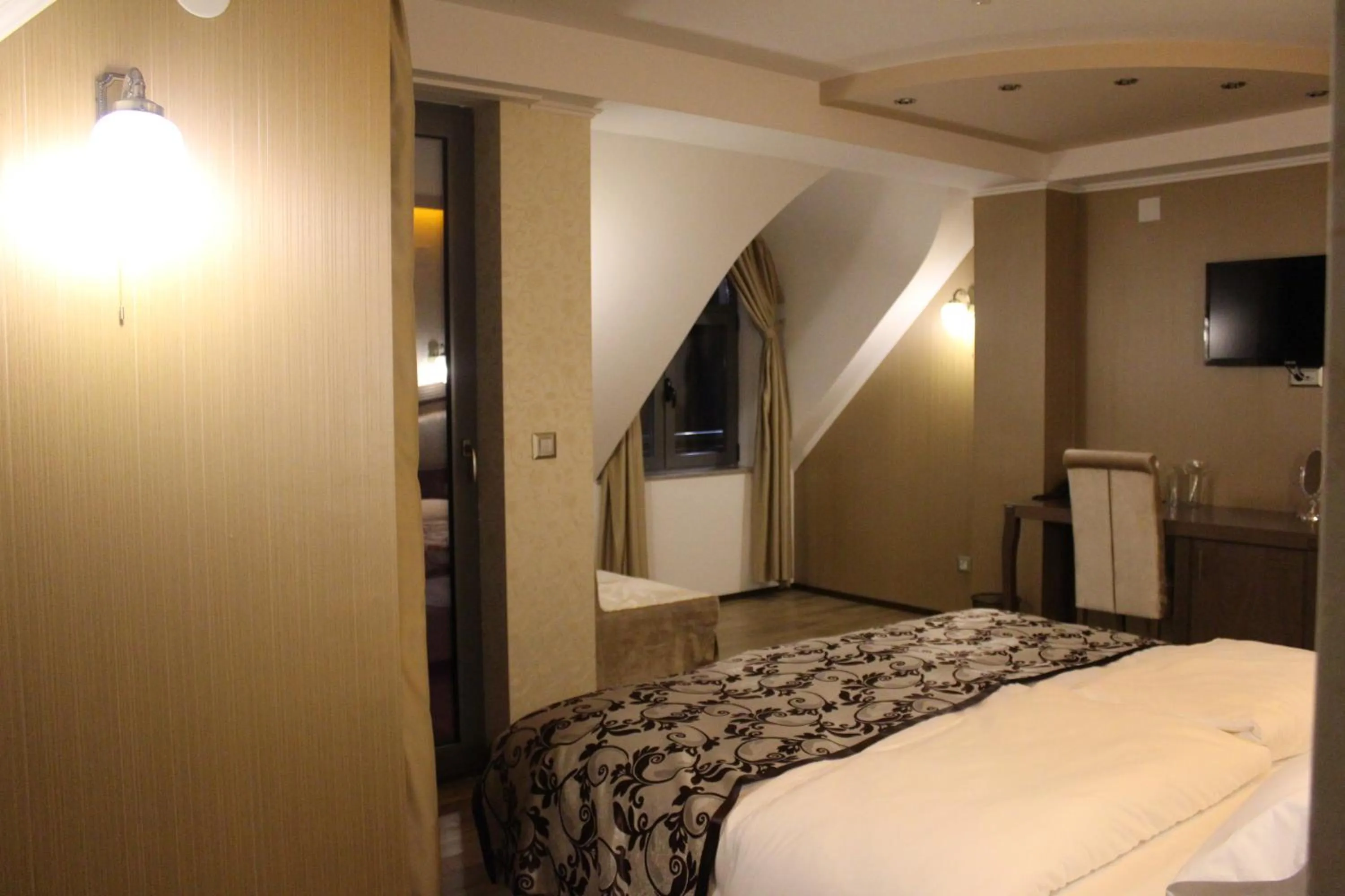 Photo of the whole room, Bed in City Palace Hotel