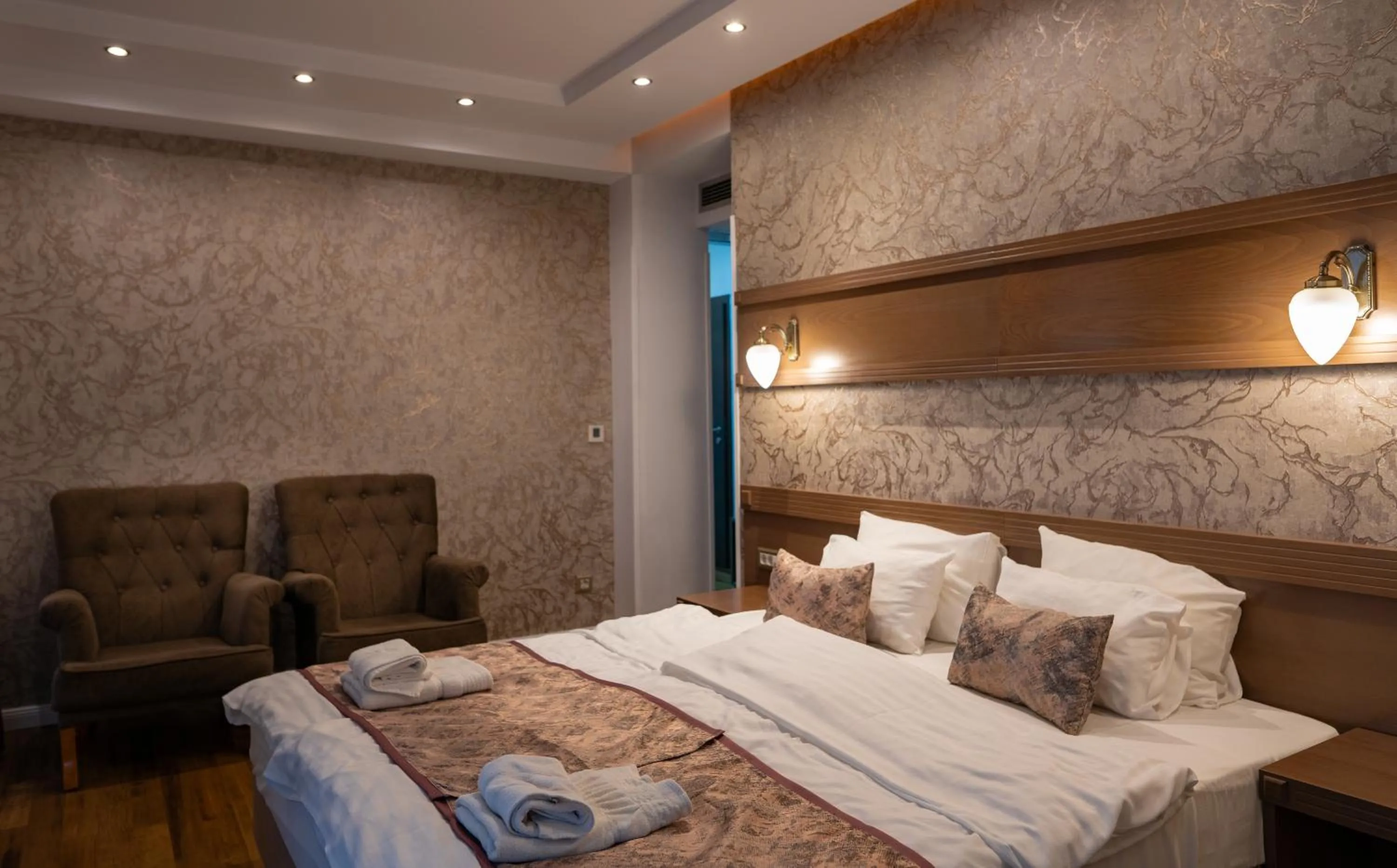 Living room, Bed in City Palace Hotel