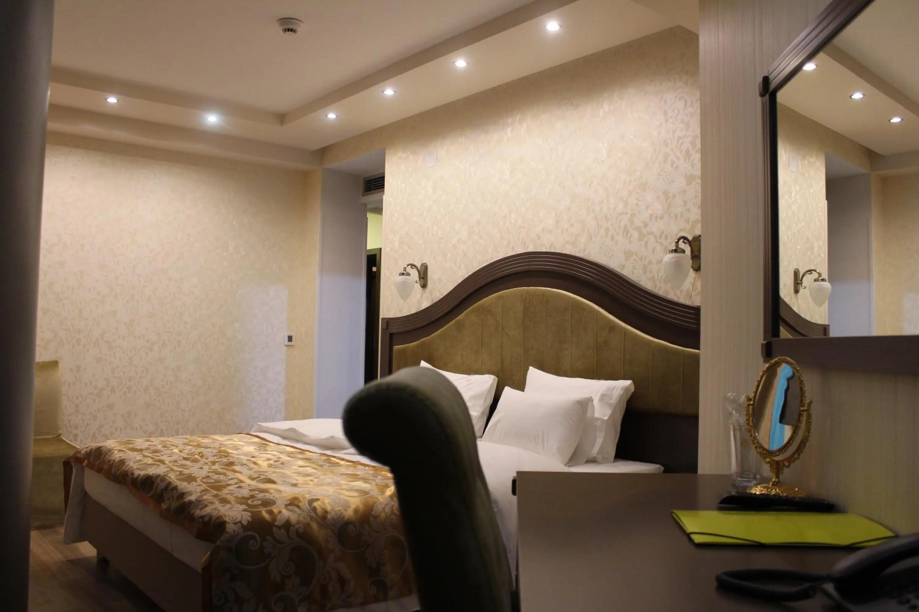 Photo of the whole room, Bed in City Palace Hotel