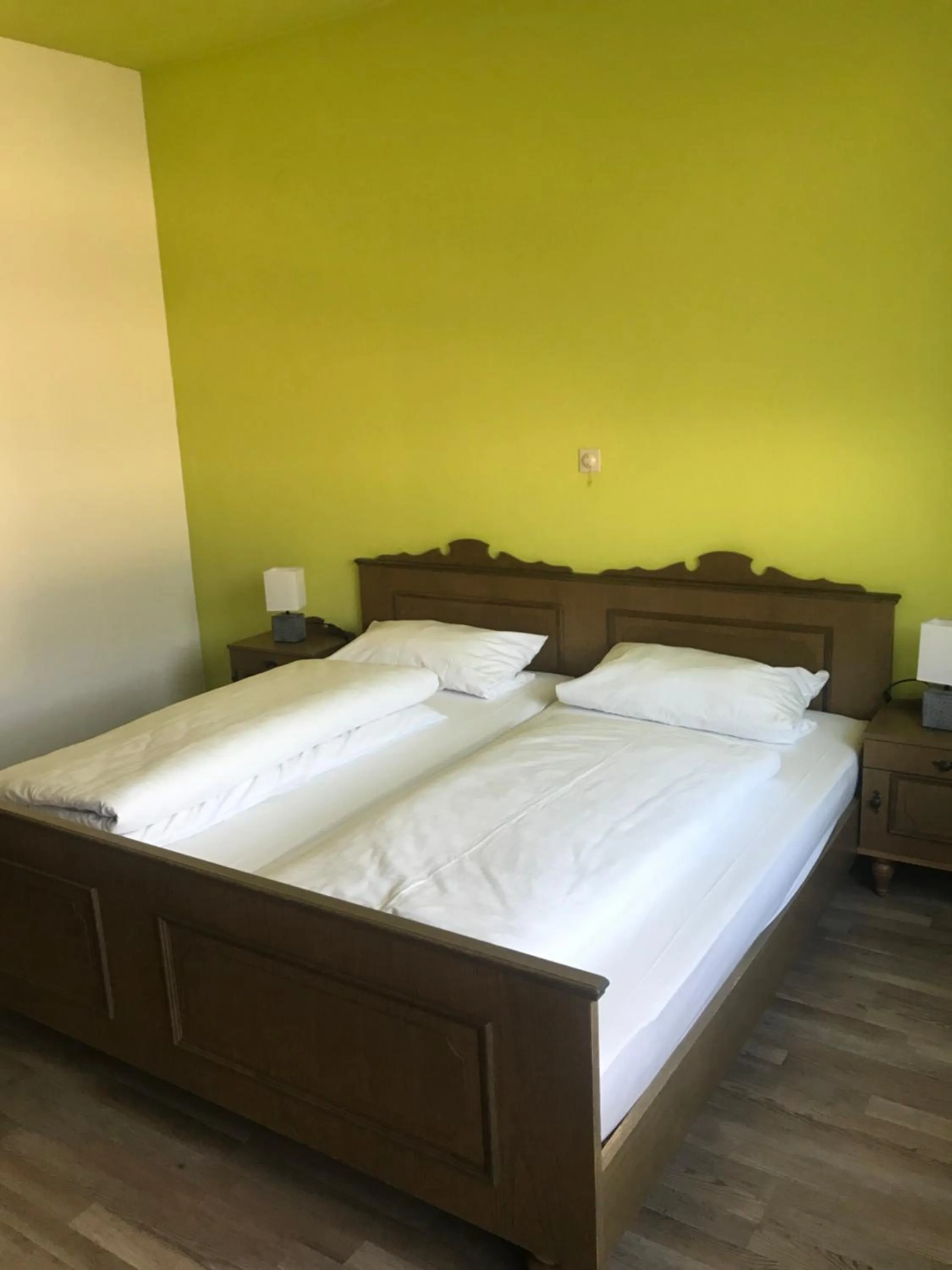 Bed in Gasthof und Pension Zur Frischen Quelle