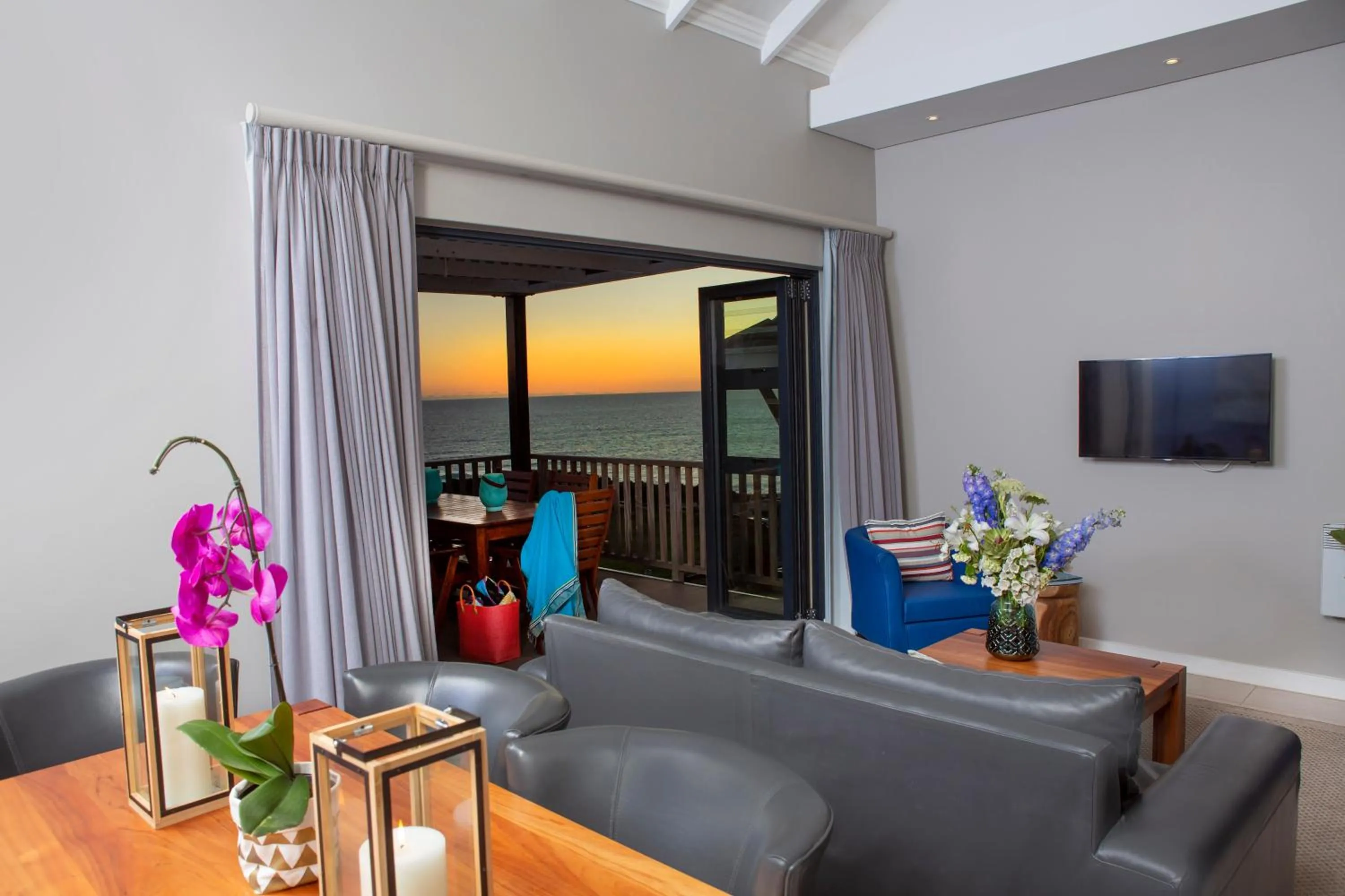 Communal lounge/ TV room in Brenton Haven Beachfront Resort