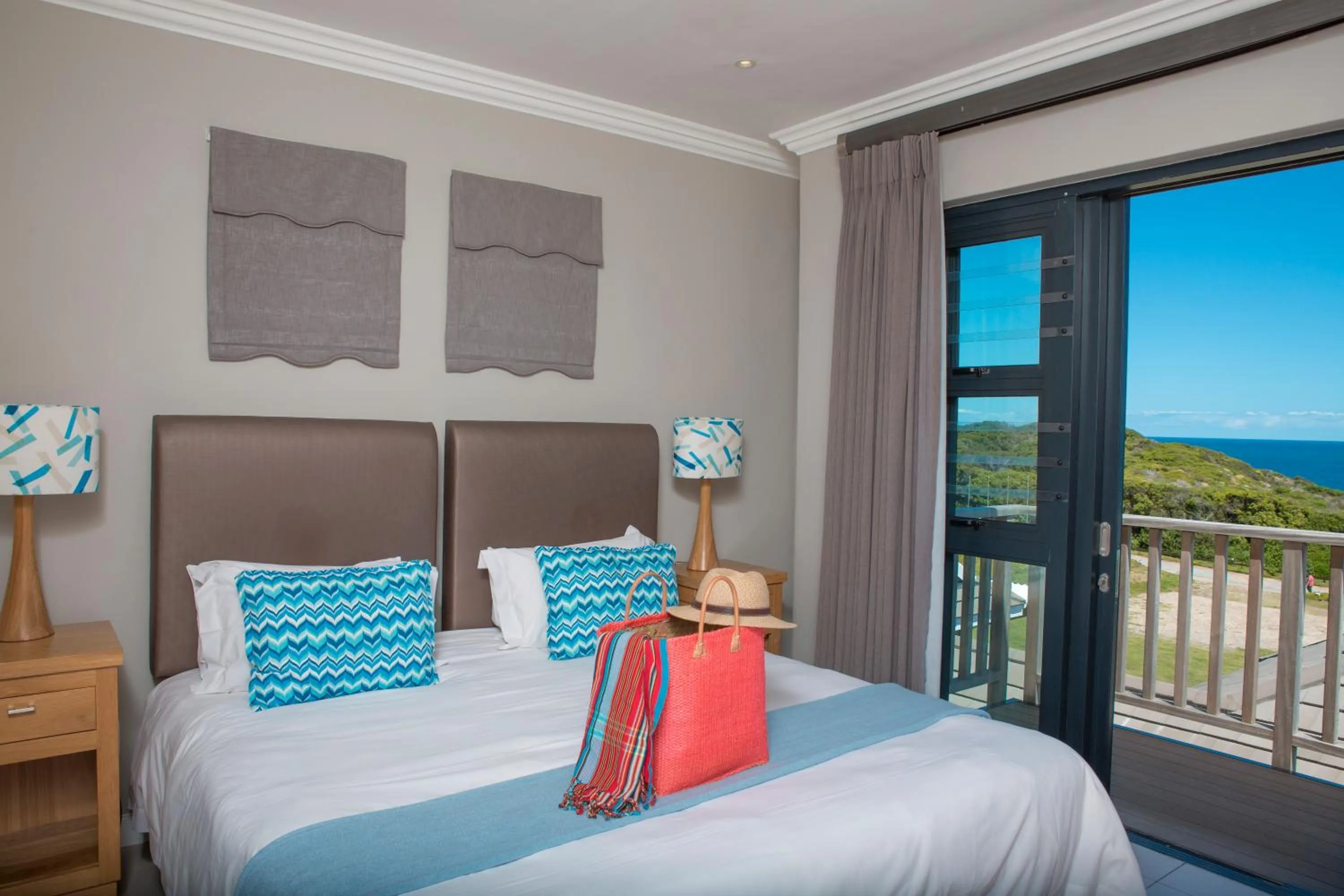 Restaurant/places to eat, Bed in Brenton Haven Beachfront Resort