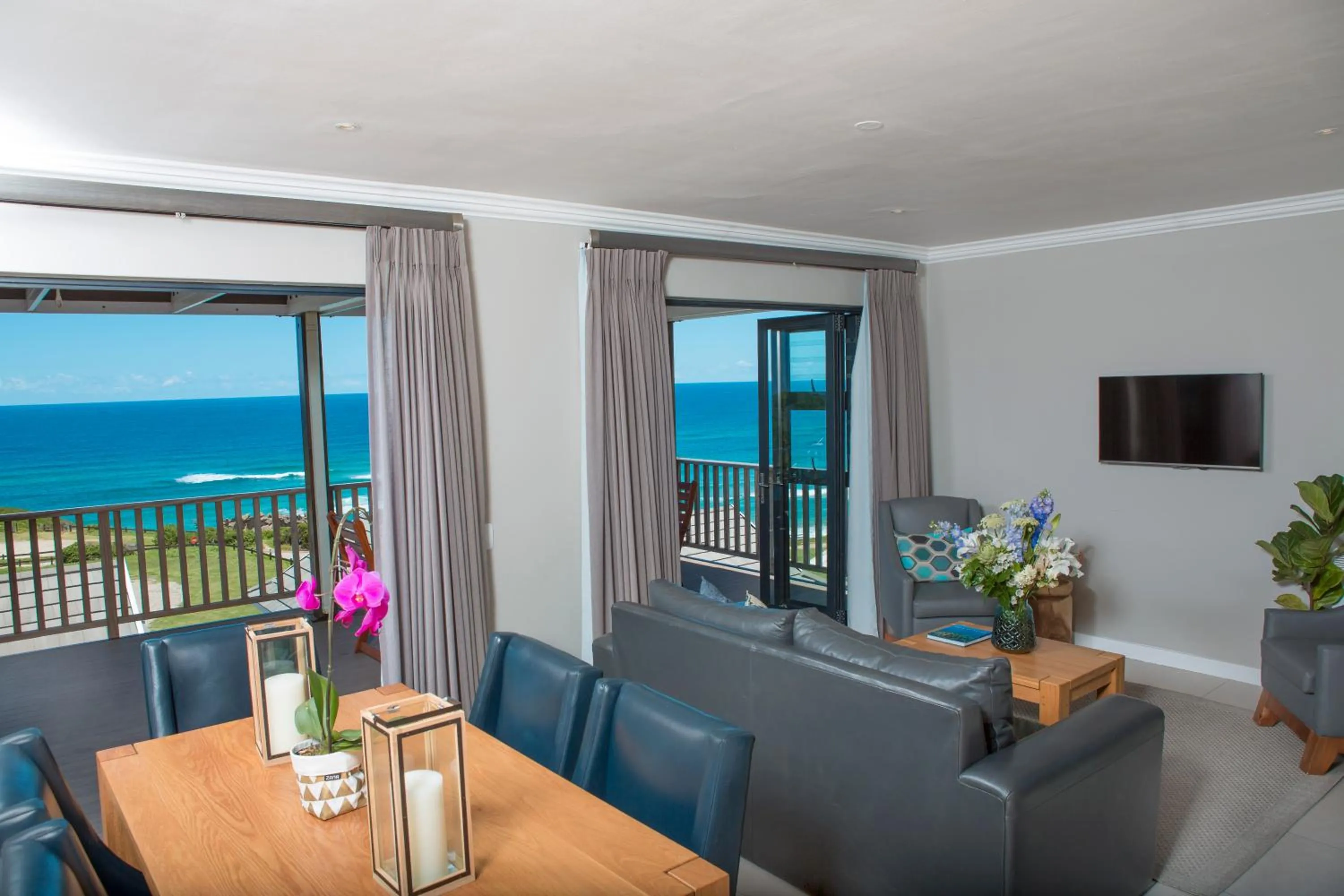 Restaurant/places to eat in Brenton Haven Beachfront Resort