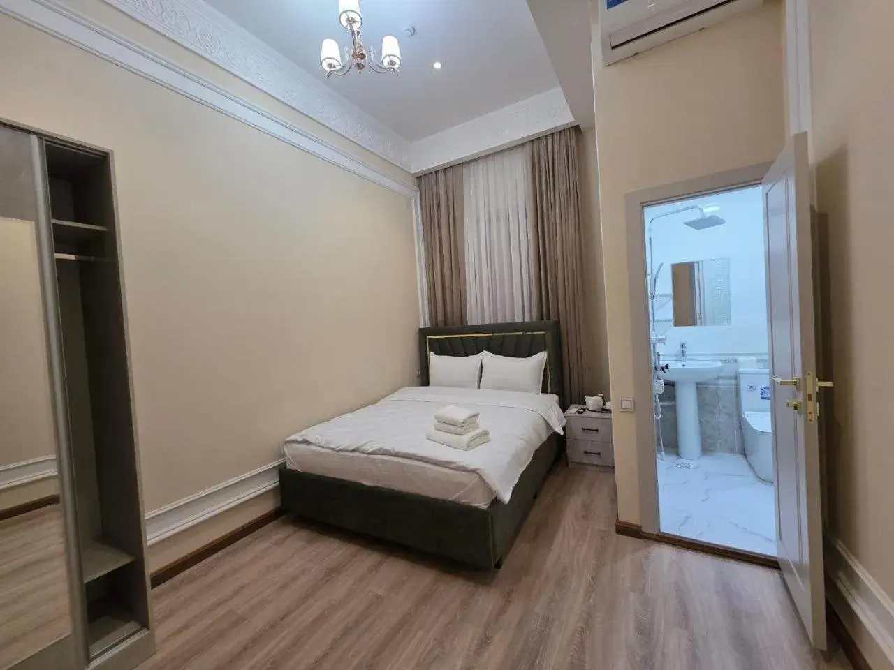 Shower, Bed in Old City Samarkand Hotel Shower, Bed in Old City Samarkand Hotel