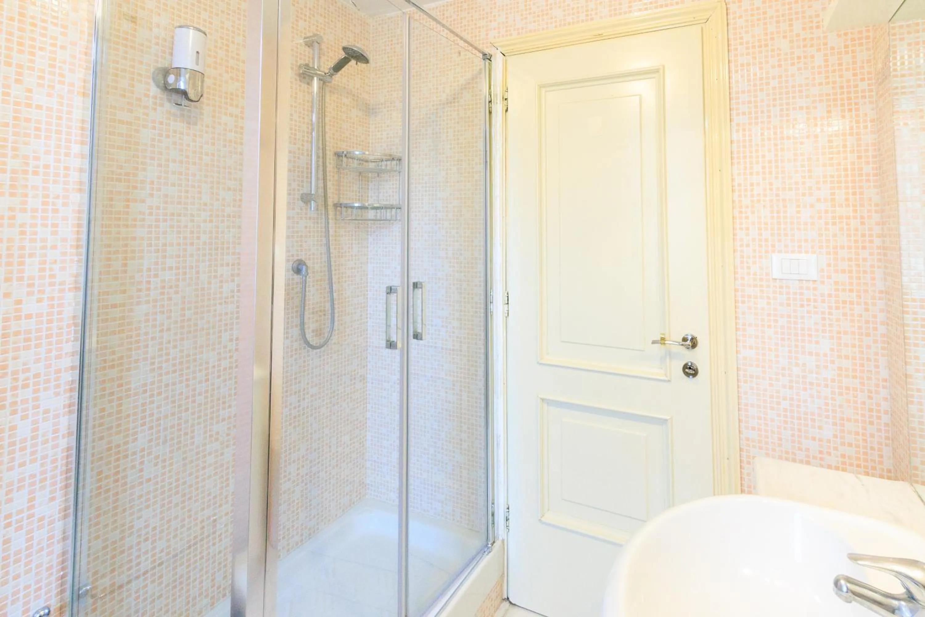 Shower in Vespasiano 49
