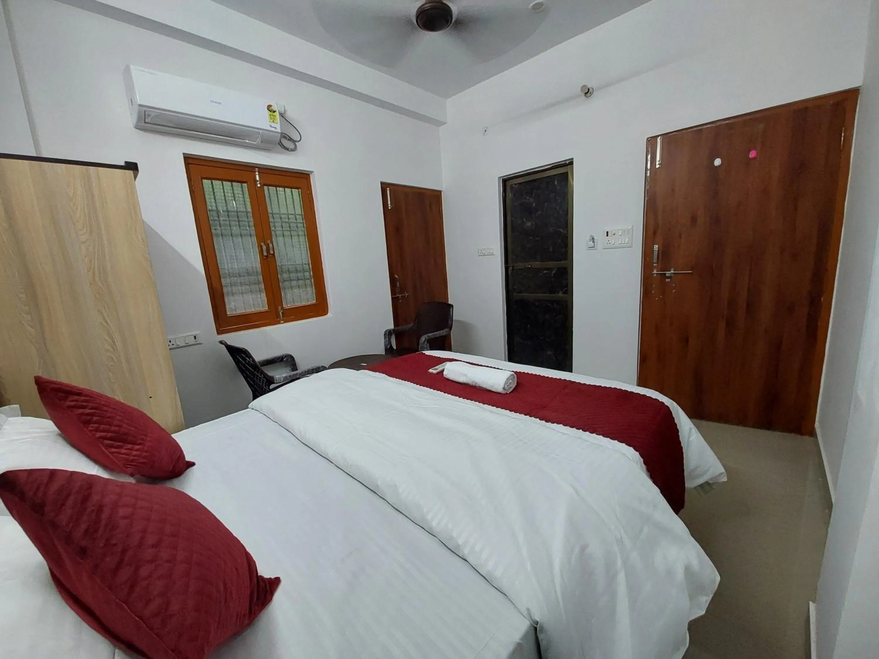 Photo of the whole room, Bed in Manor Residency
