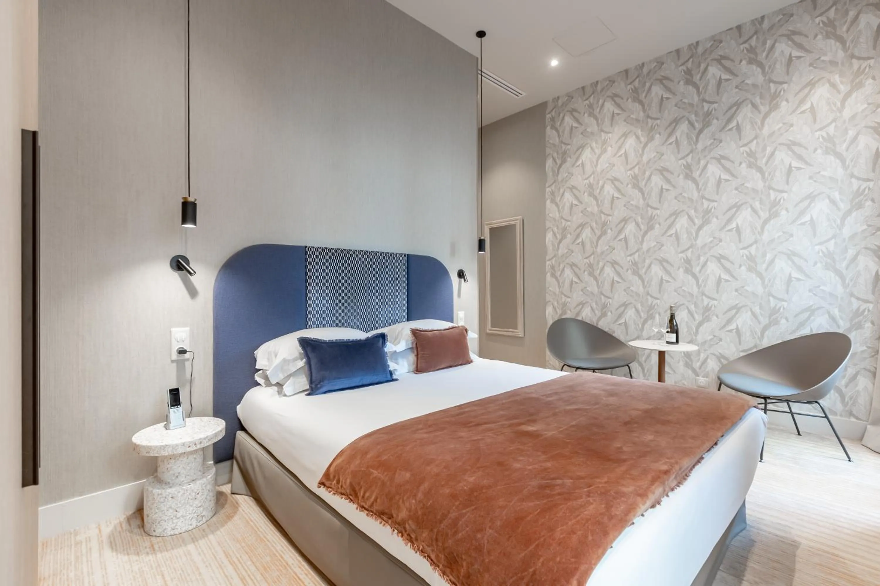 Living room, Bed in Suites FL By Sweett