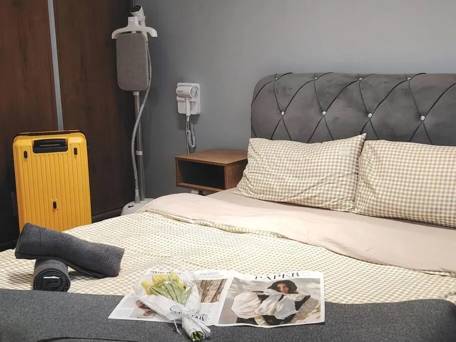 Bed in GM 1205 Couple Cozy Netflix 100mbps BySTAY