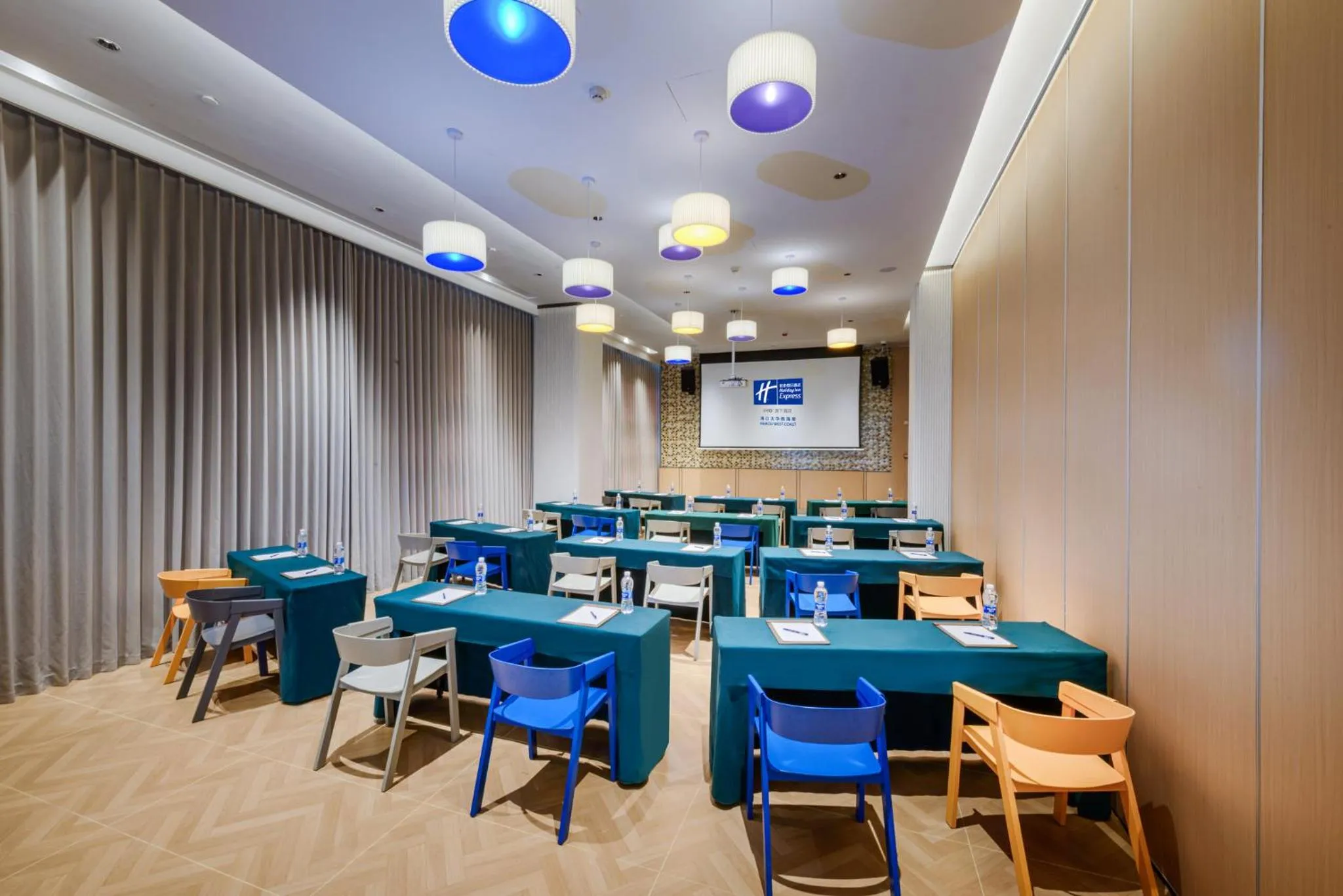 Meeting/conference room in Holiday Inn Express Haikou West Coast by IHG