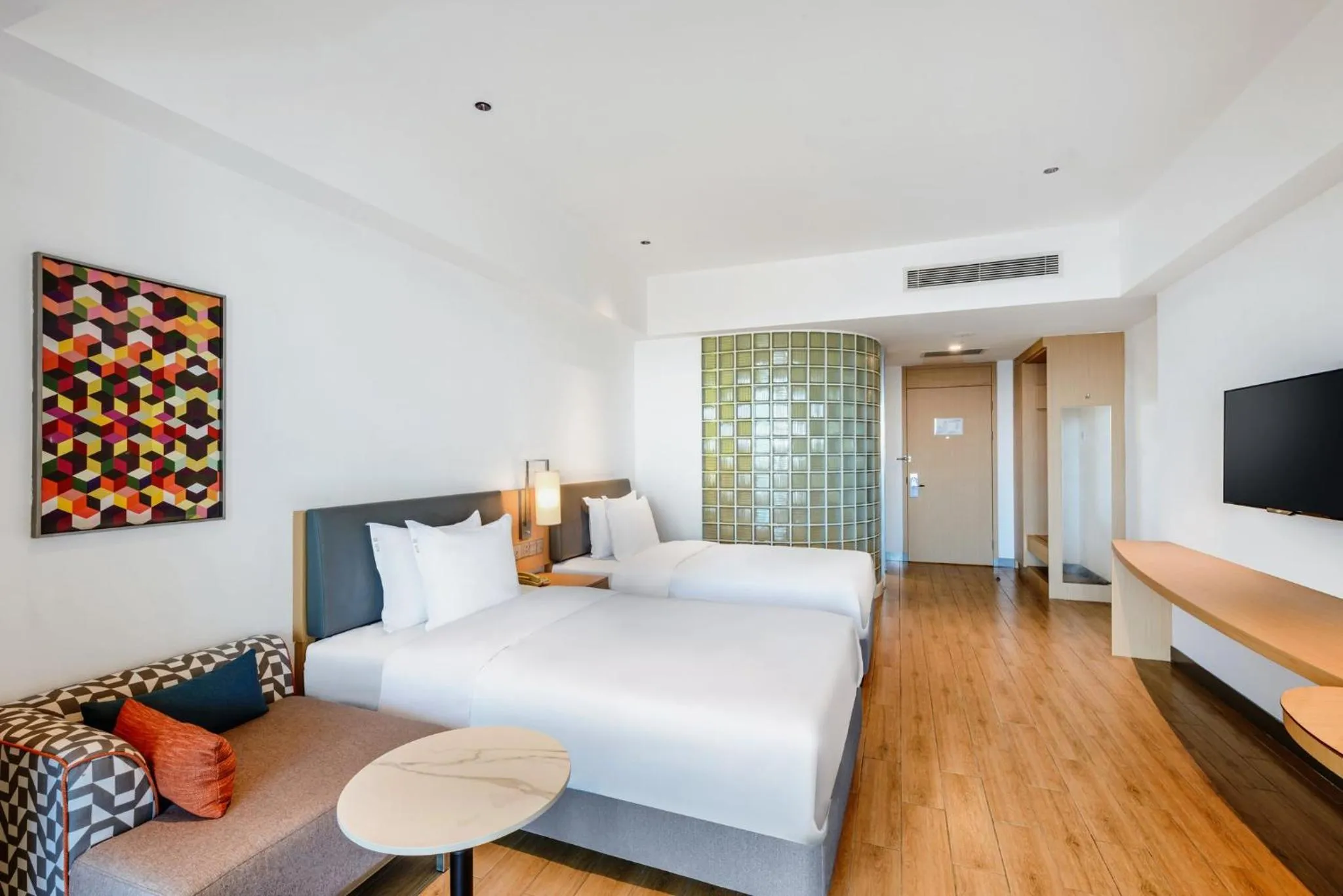 Photo of the whole room, Bed in Holiday Inn Express Haikou West Coast by IHG
