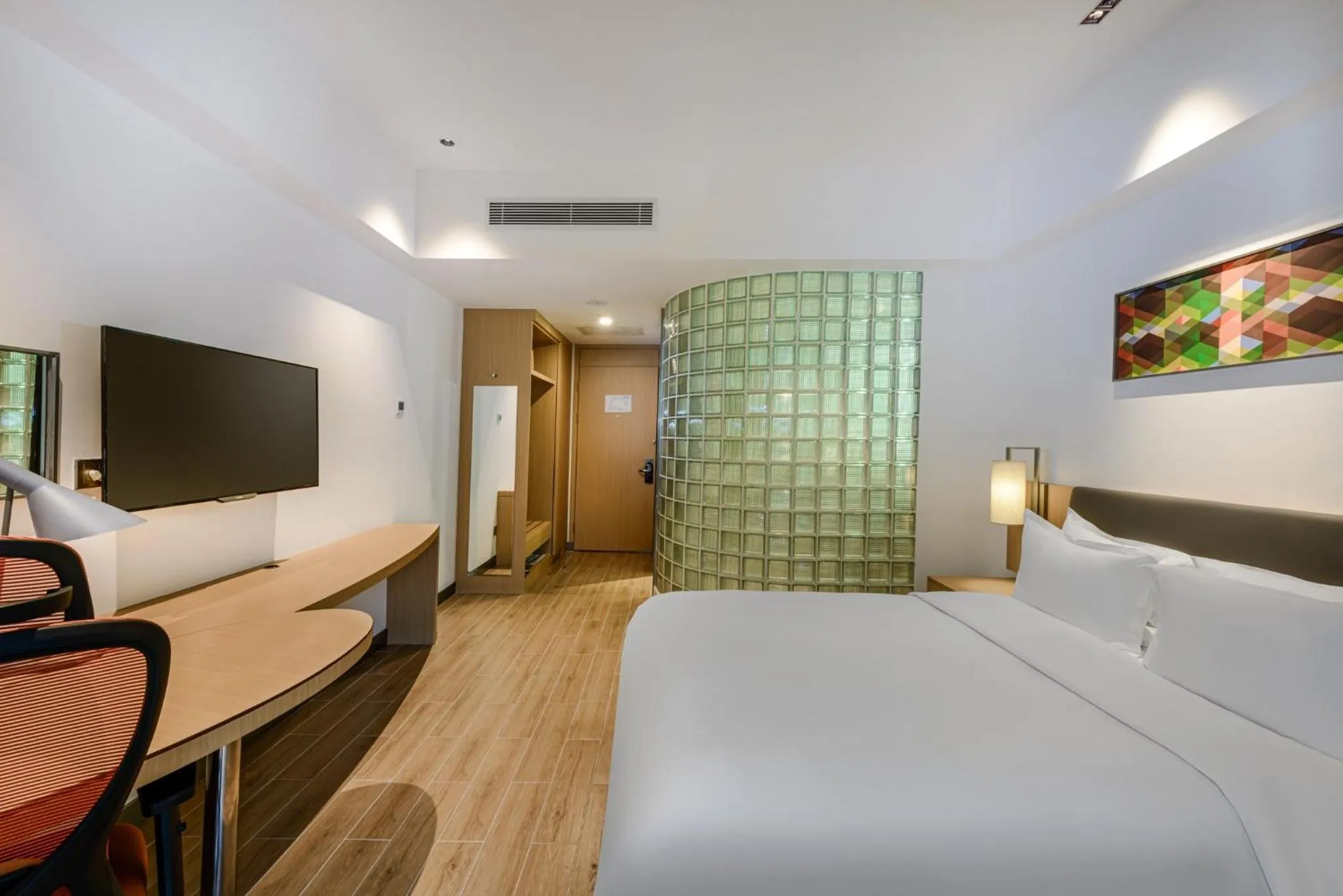 Photo of the whole room, Bed in Holiday Inn Express Haikou West Coast by IHG