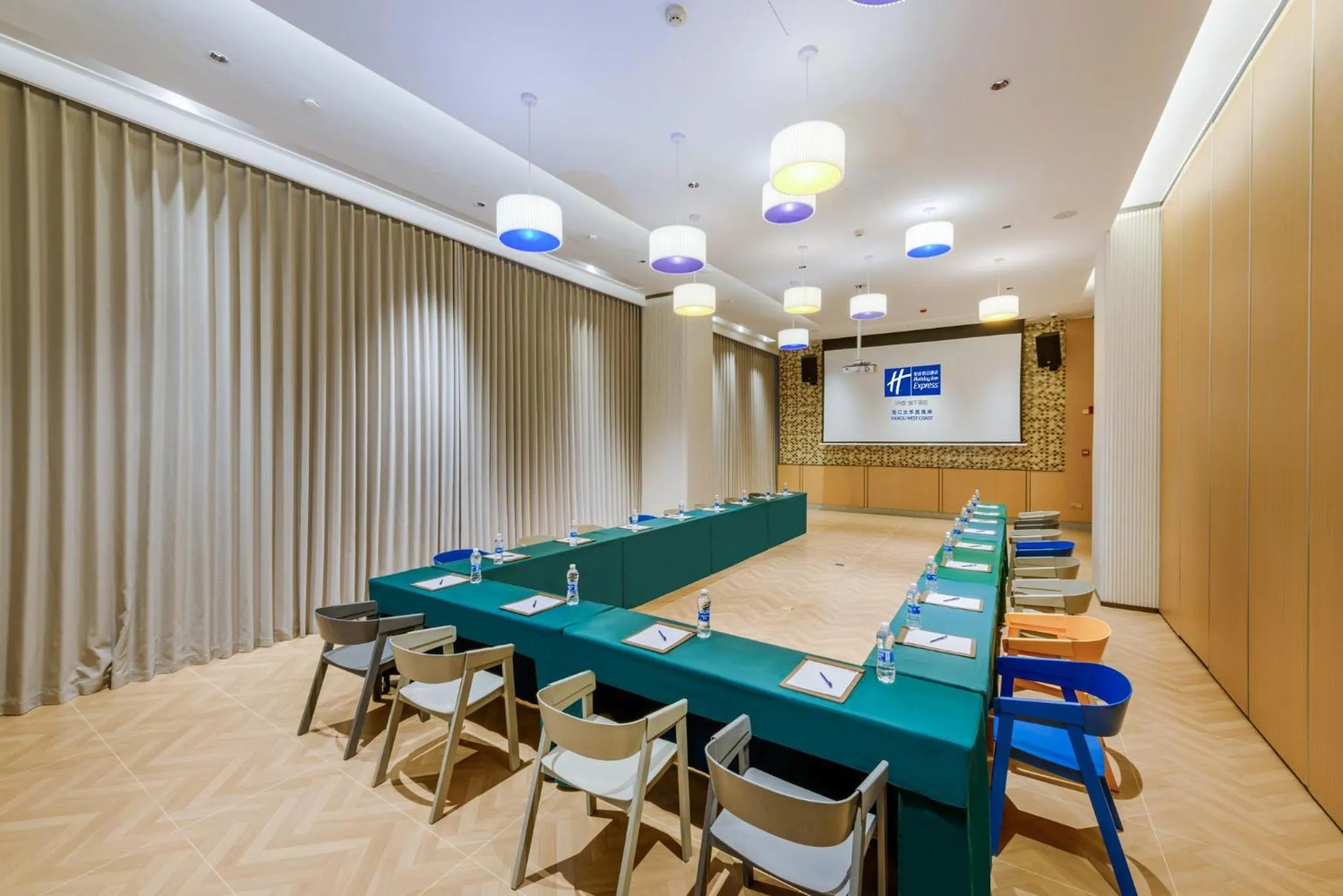 Meeting/conference room in Holiday Inn Express Haikou West Coast by IHG