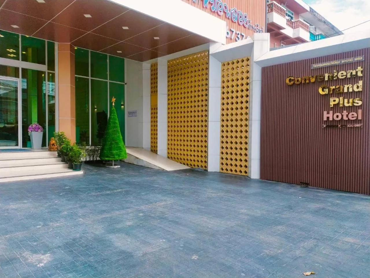 Property building in Convenient Grand Plus Hotel Suvarnabhumi
