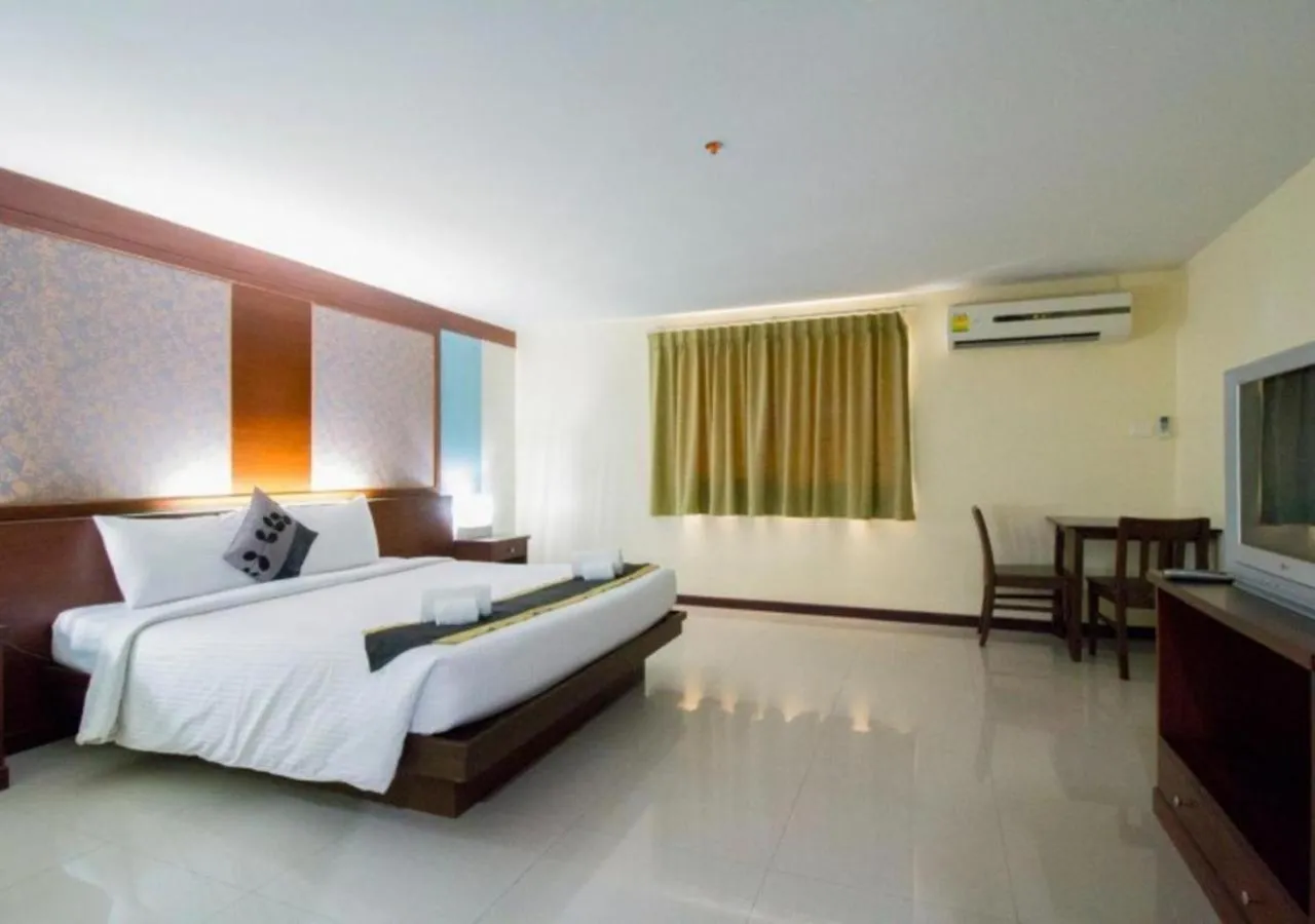 Bed in Convenient Grand Plus Hotel Suvarnabhumi