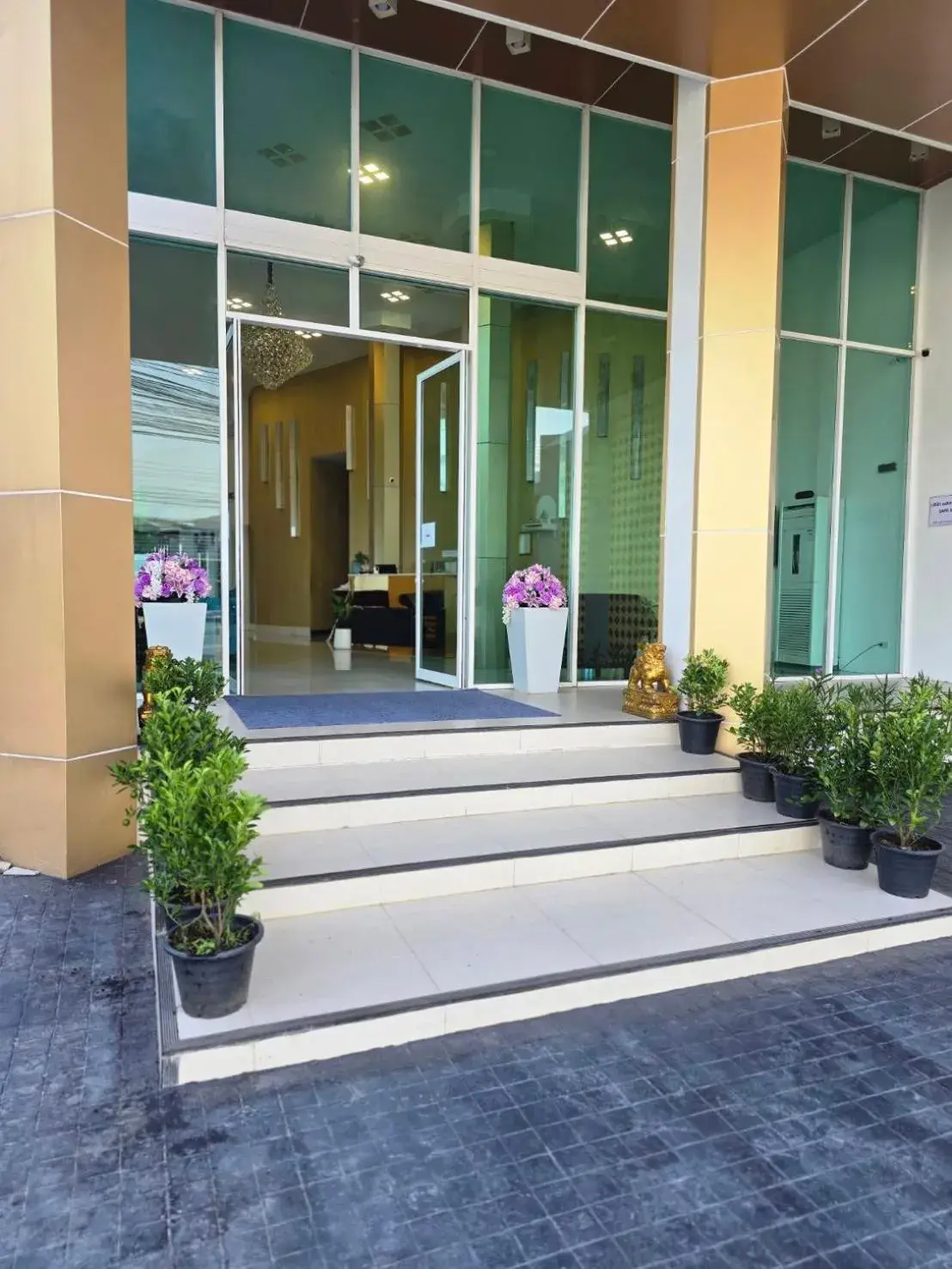 Property building in Convenient Grand Plus Hotel Suvarnabhumi Property building in Convenient Grand Plus Hotel Suvarnabhumi