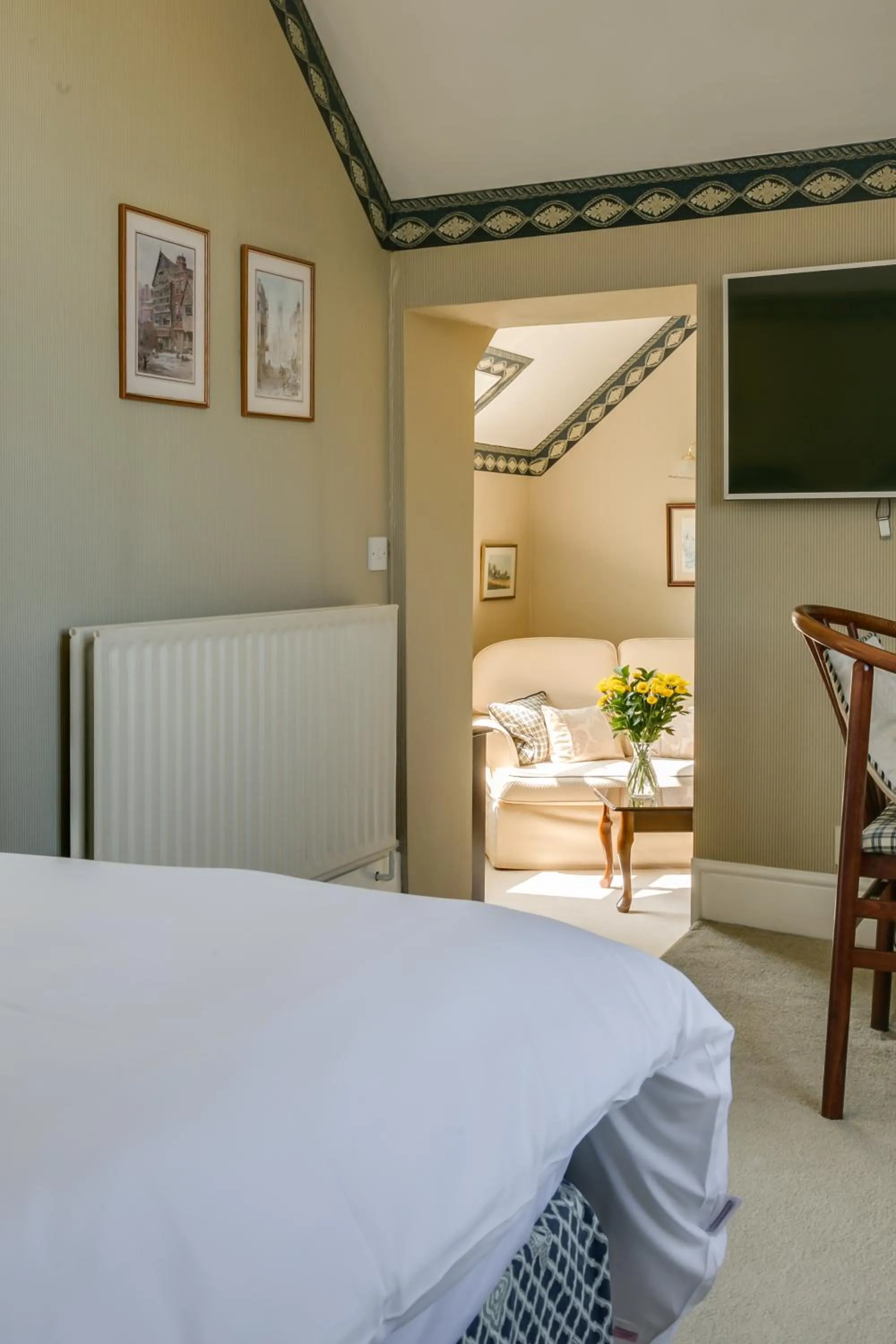 Living room, Bed in Cleeve Hill Hotel