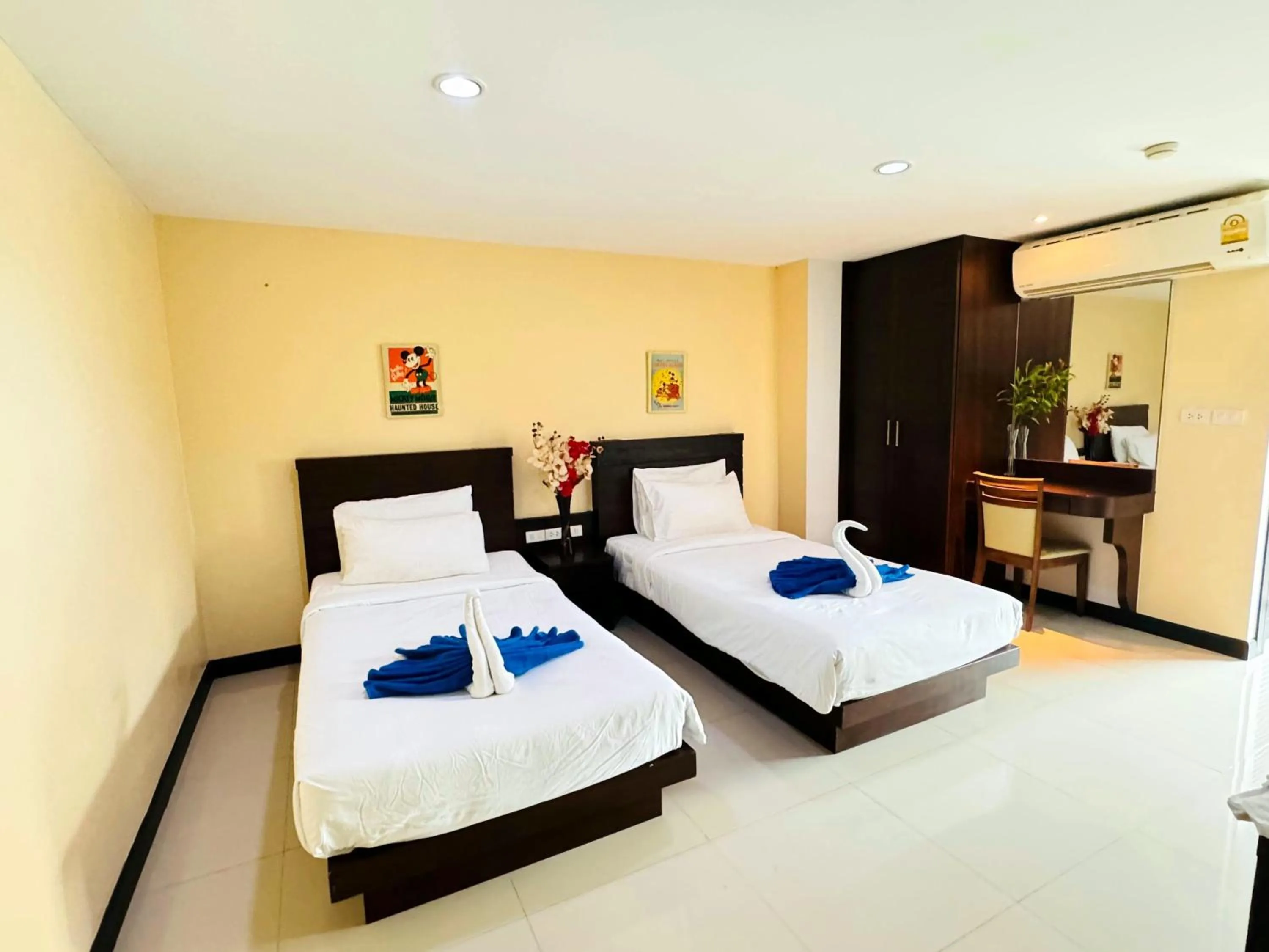 Bedroom, Bed in La Casa Patong