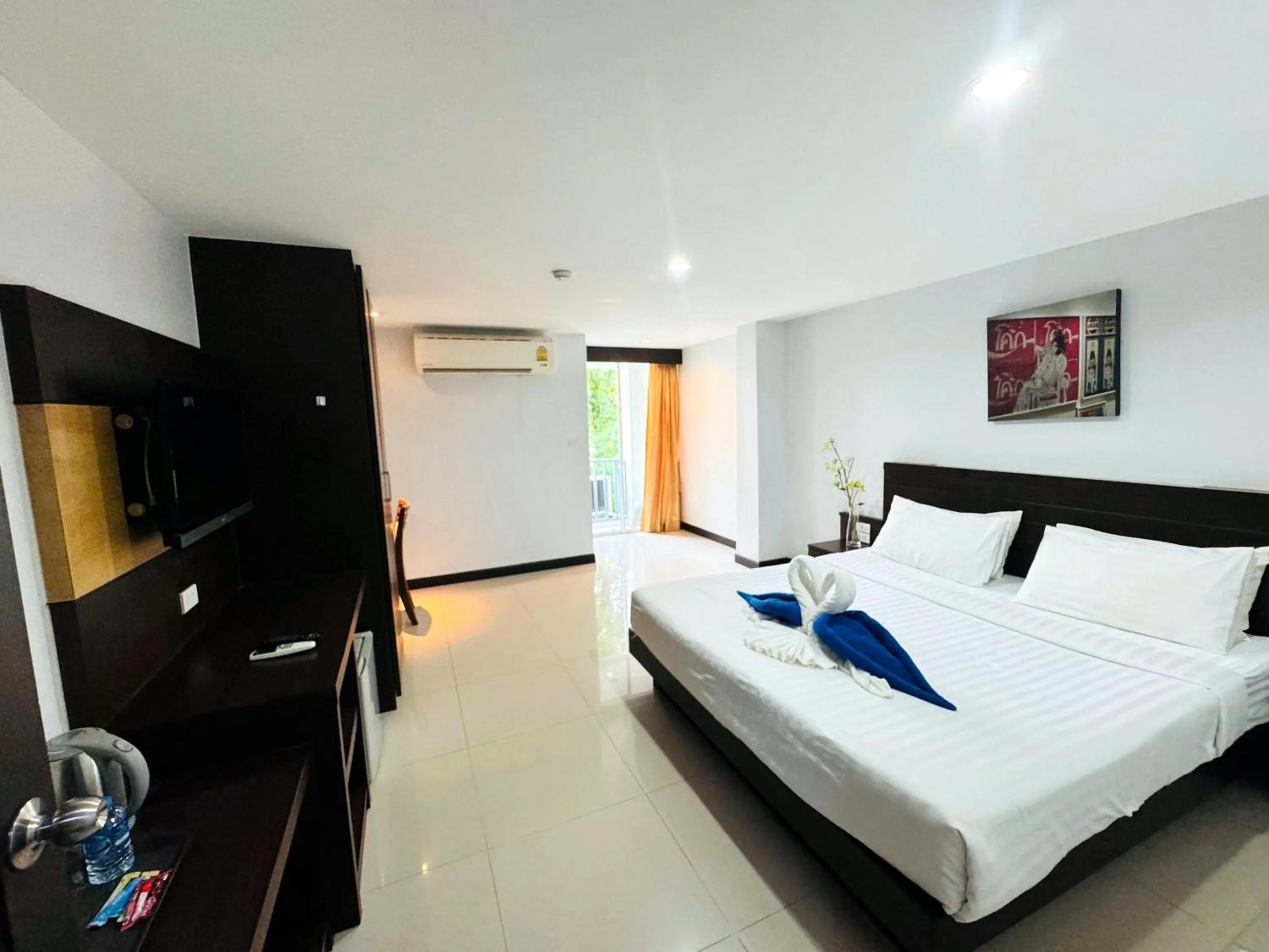 Photo of the whole room, Bed in La Casa Patong