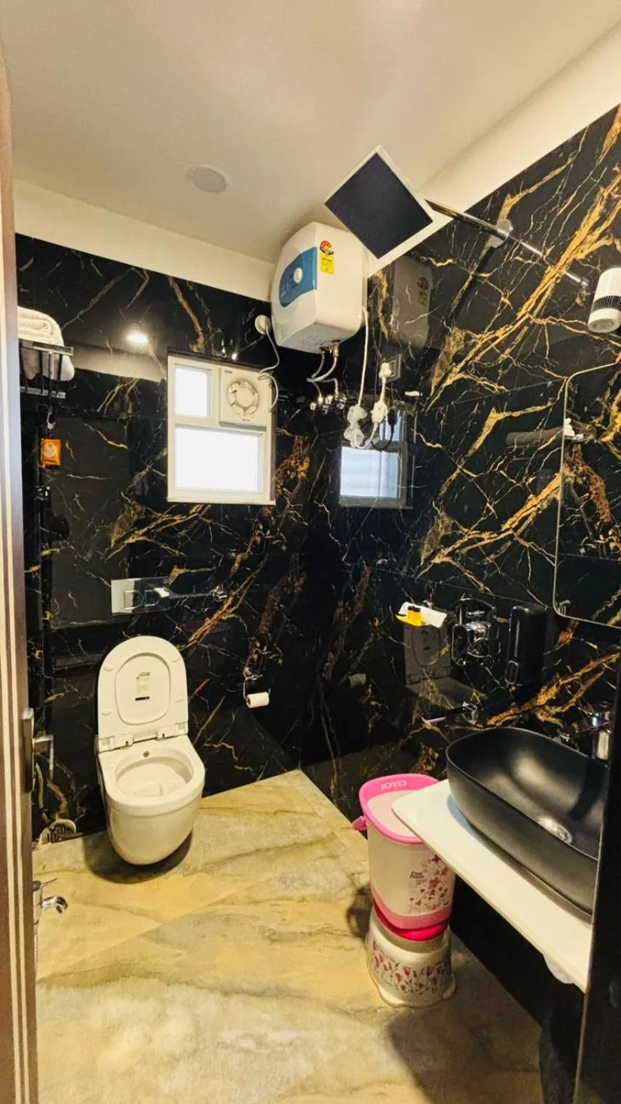 Shower in Hotel Vivaanta