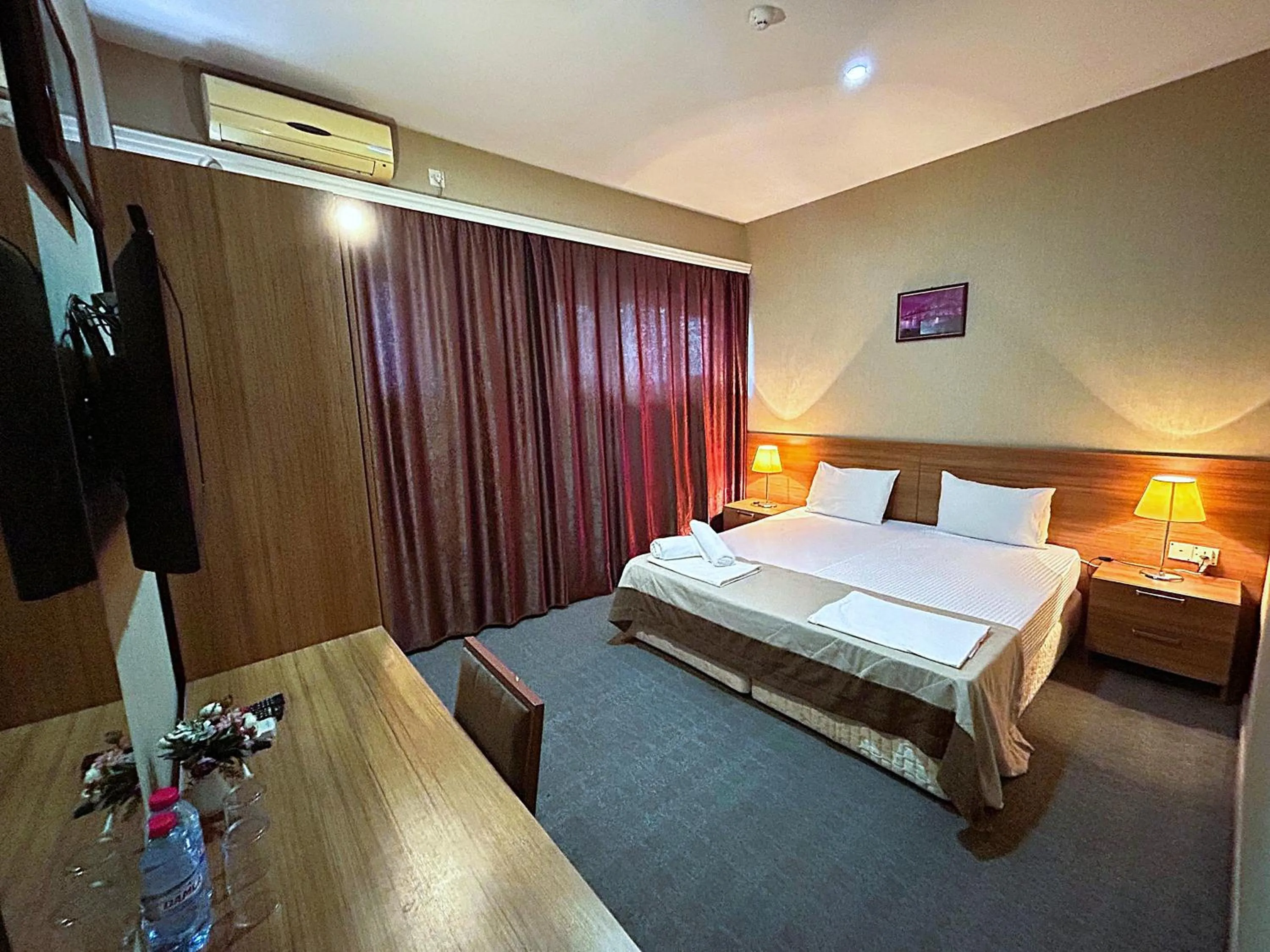 Bedroom, Bed in Family Hotel - Free Massage