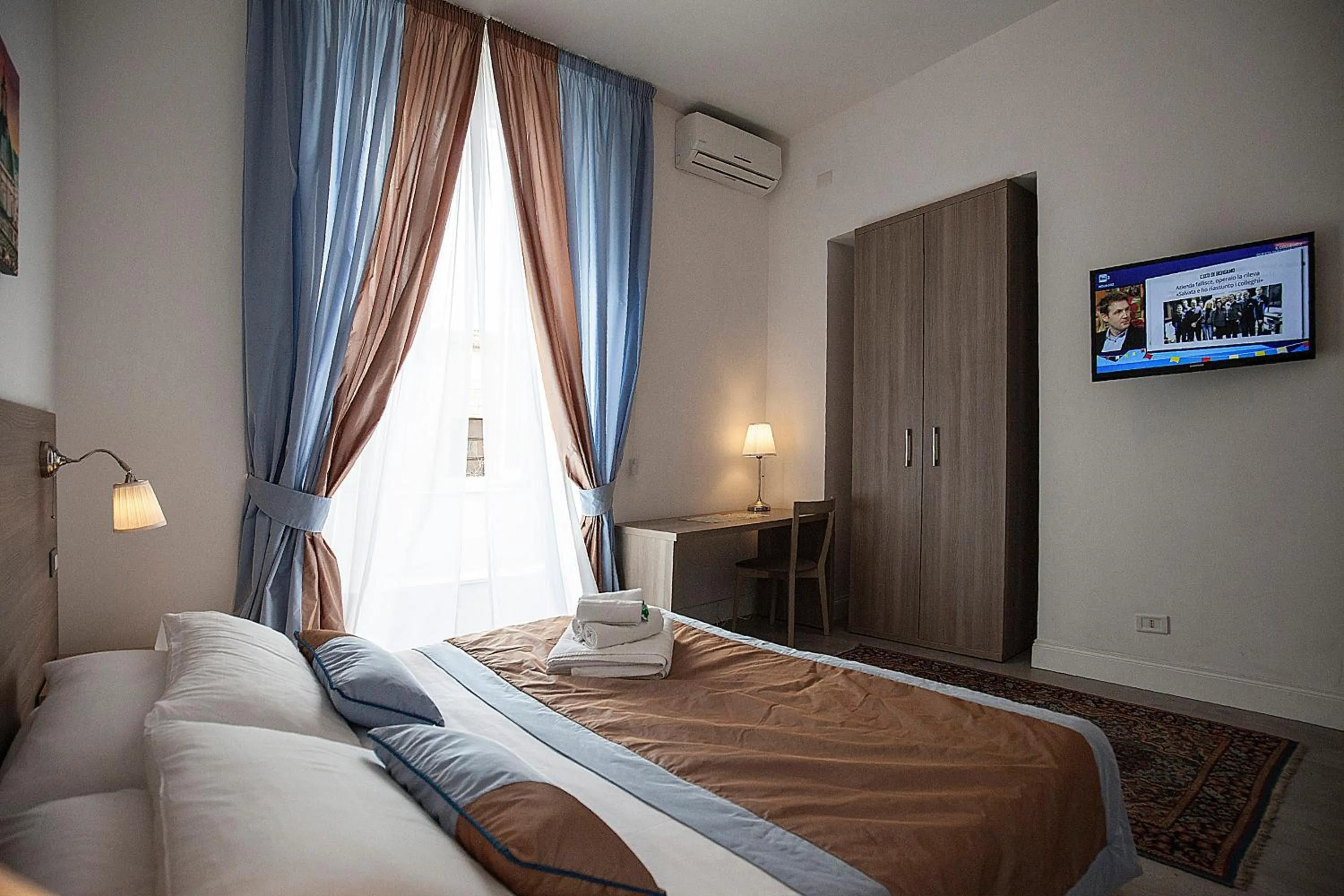 Communal lounge/ TV room, Bed in Roman Holidays cuore dell'Impero