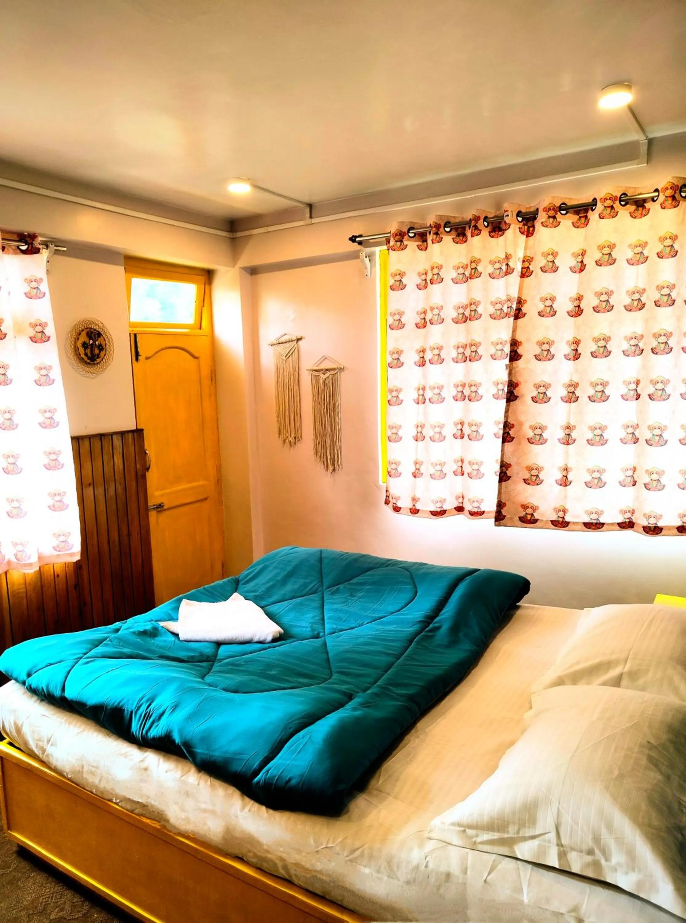 Bed in Hidden Monkey Stays Darjeeling, Batasia