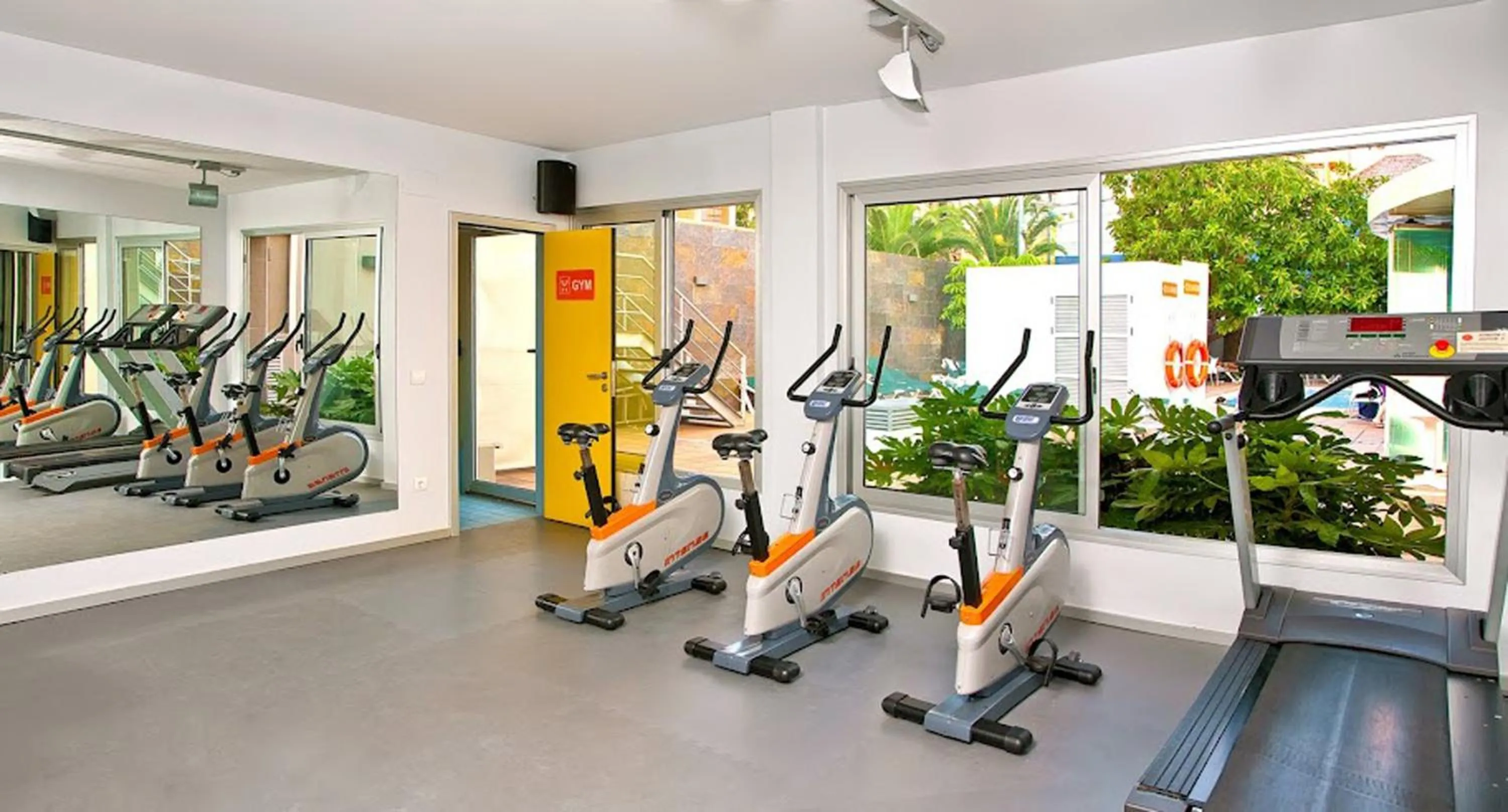 Communal lounge/ TV room in Hotel RH Royal - Recommend for adults