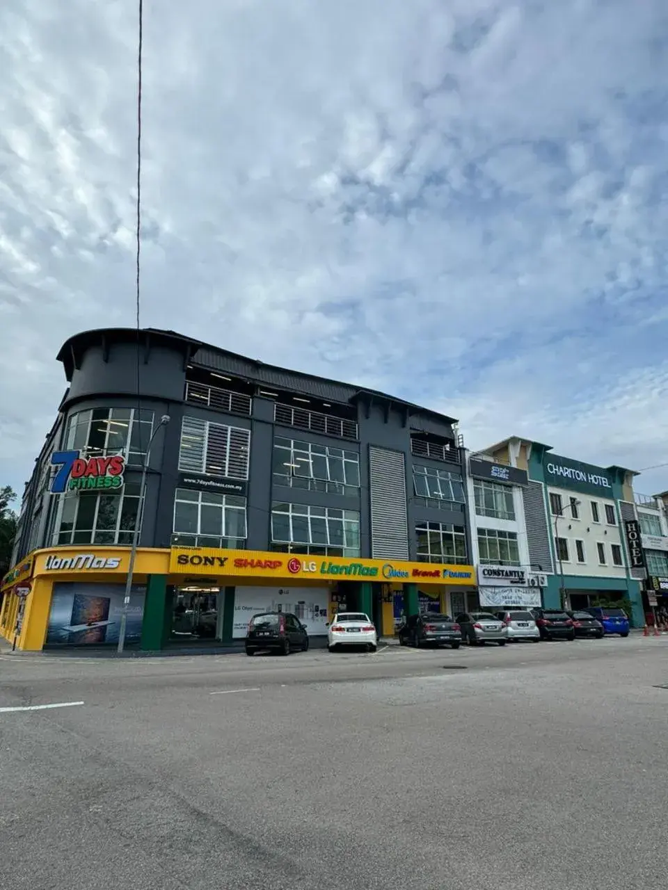 Property building in Chariton Hotel Nusa Bestari Property building in Chariton Hotel Nusa Bestari