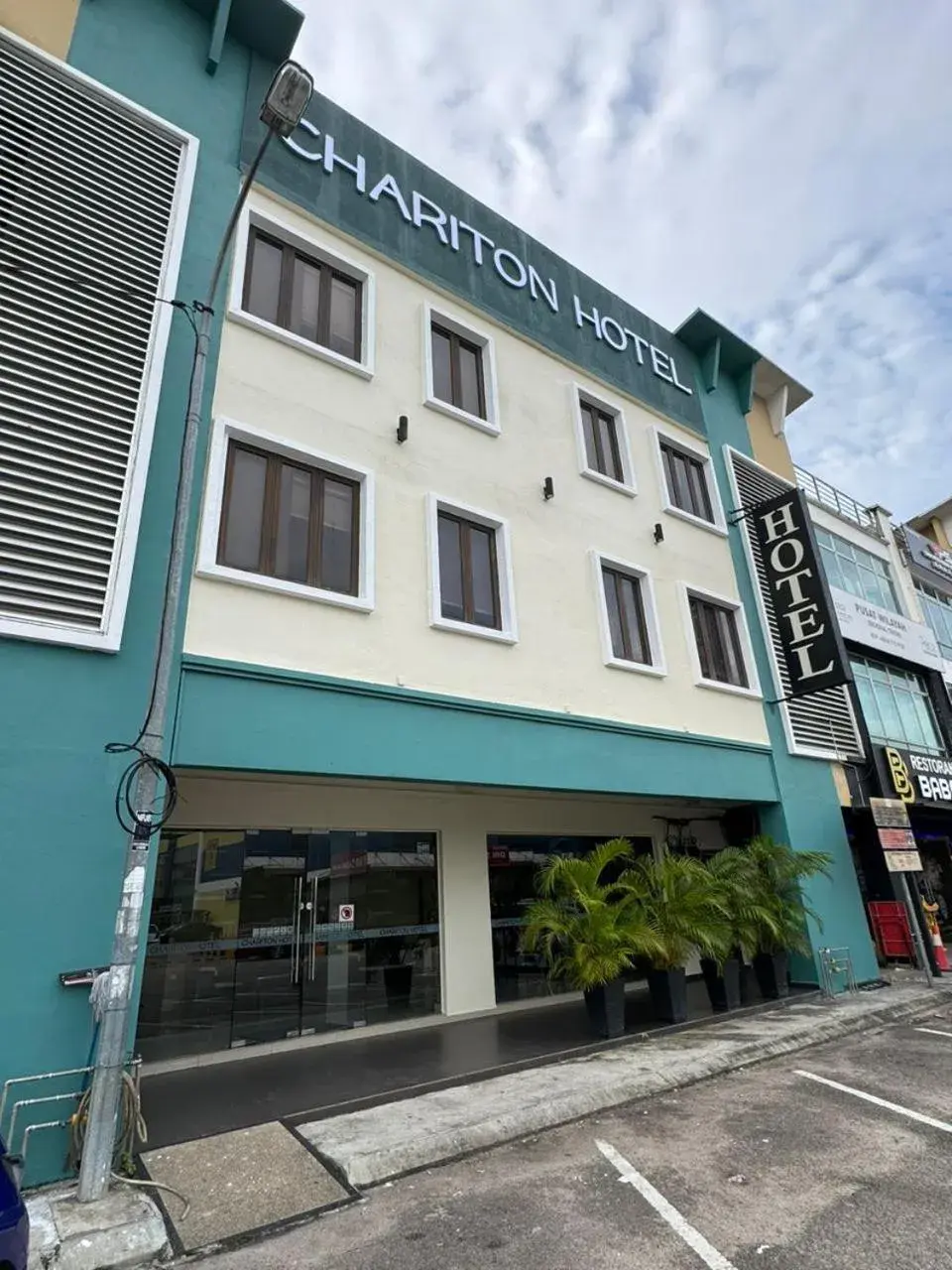 Property building in Chariton Hotel Nusa Bestari Property building in Chariton Hotel Nusa Bestari