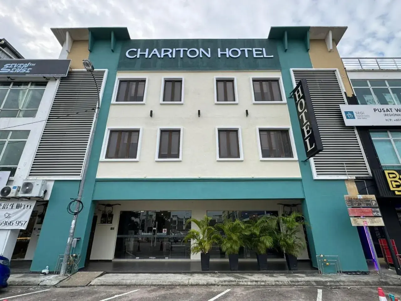 Property building in Chariton Hotel Nusa Bestari Property building in Chariton Hotel Nusa Bestari