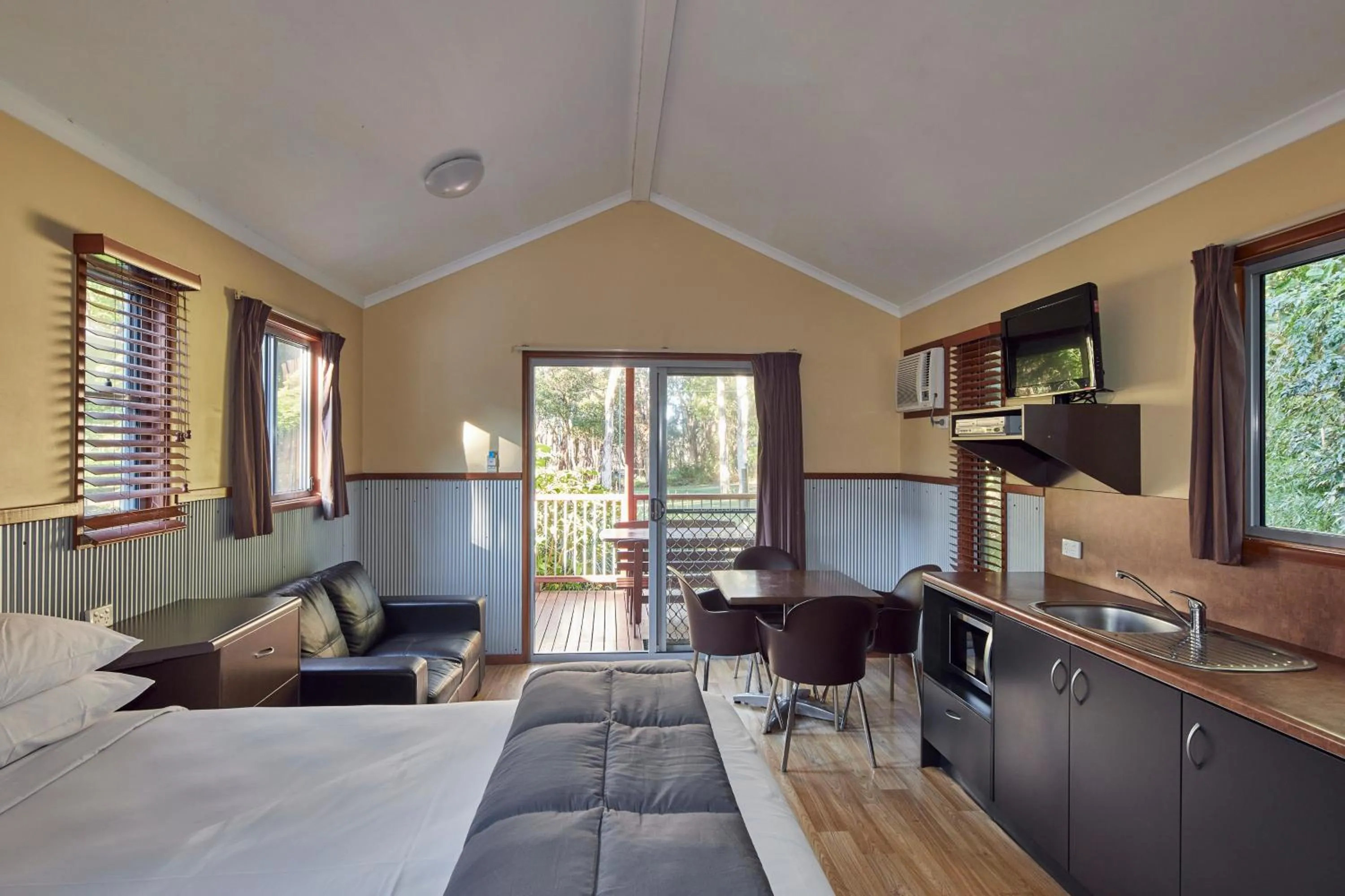 Kitchen or kitchenette, Bed in NRMA South West Rocks Holiday Park