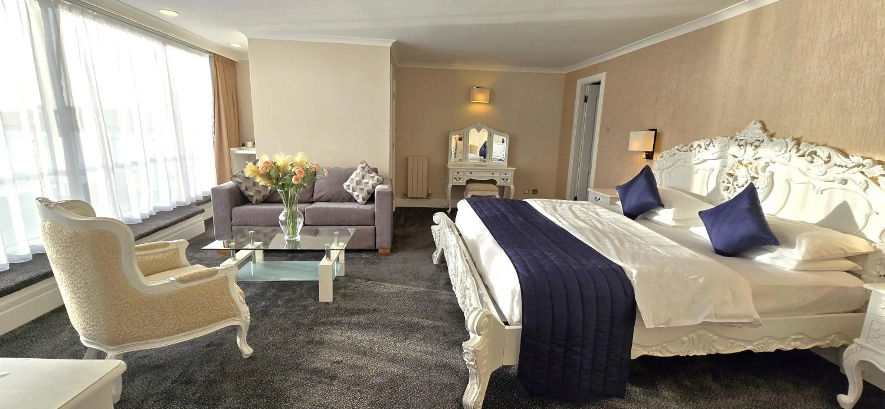 Bedroom, Bed in The Empress Hotel